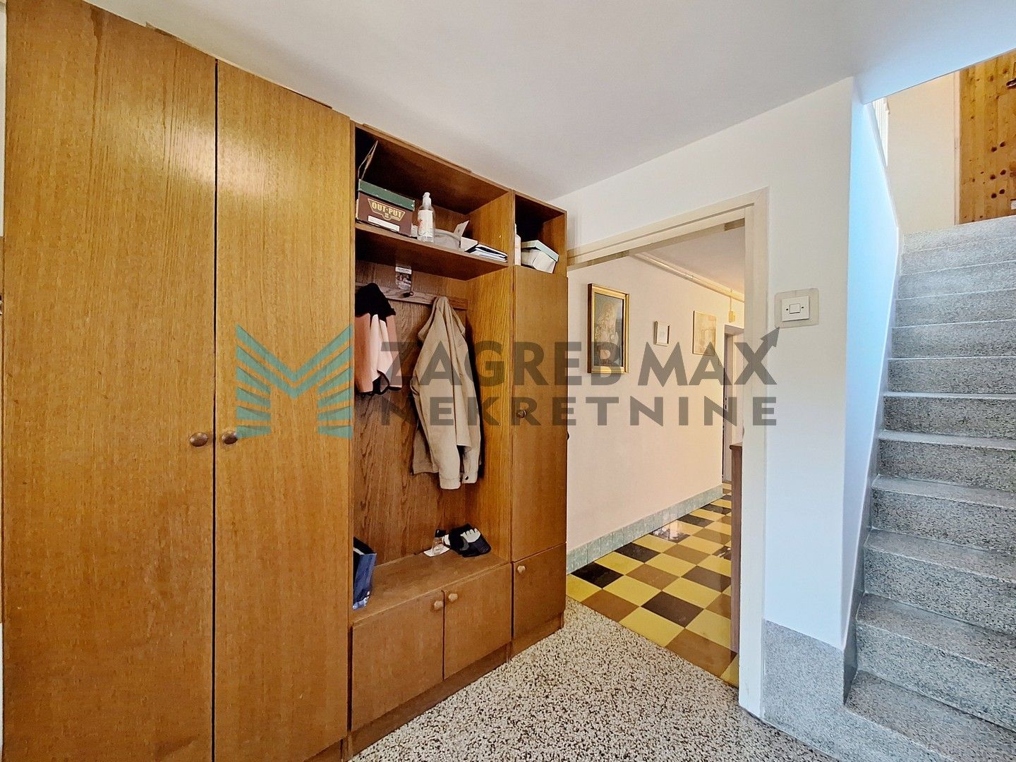 Zagreb - DUBRAVA - Pernatska ulica - obiteljska kuća s gostinjskom kućom