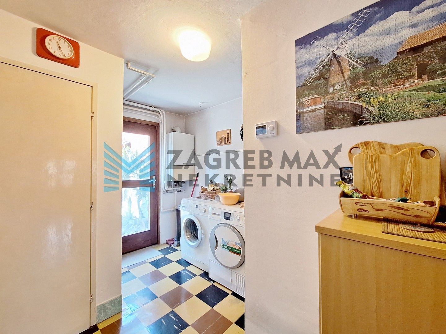 Zagreb - DUBRAVA - Pernatska ulica - obiteljska kuća s gostinjskom kućom