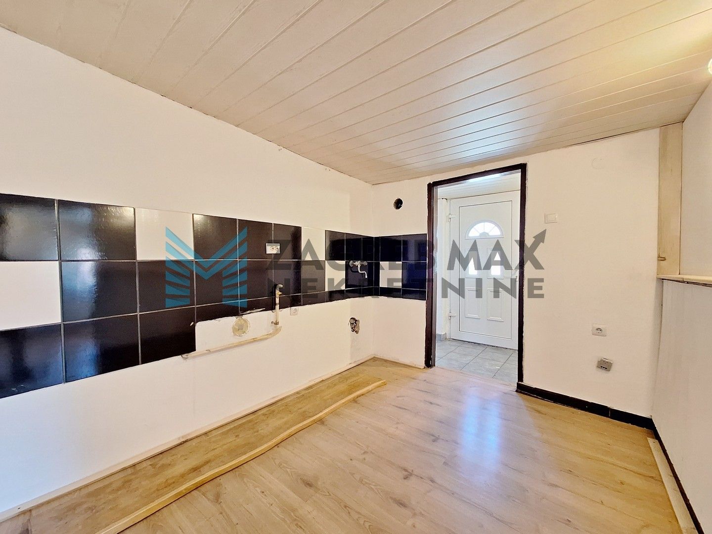 Zagreb - STENJEVEC - Plemićko I. - kuća s dvorištem, terasom i parkingom