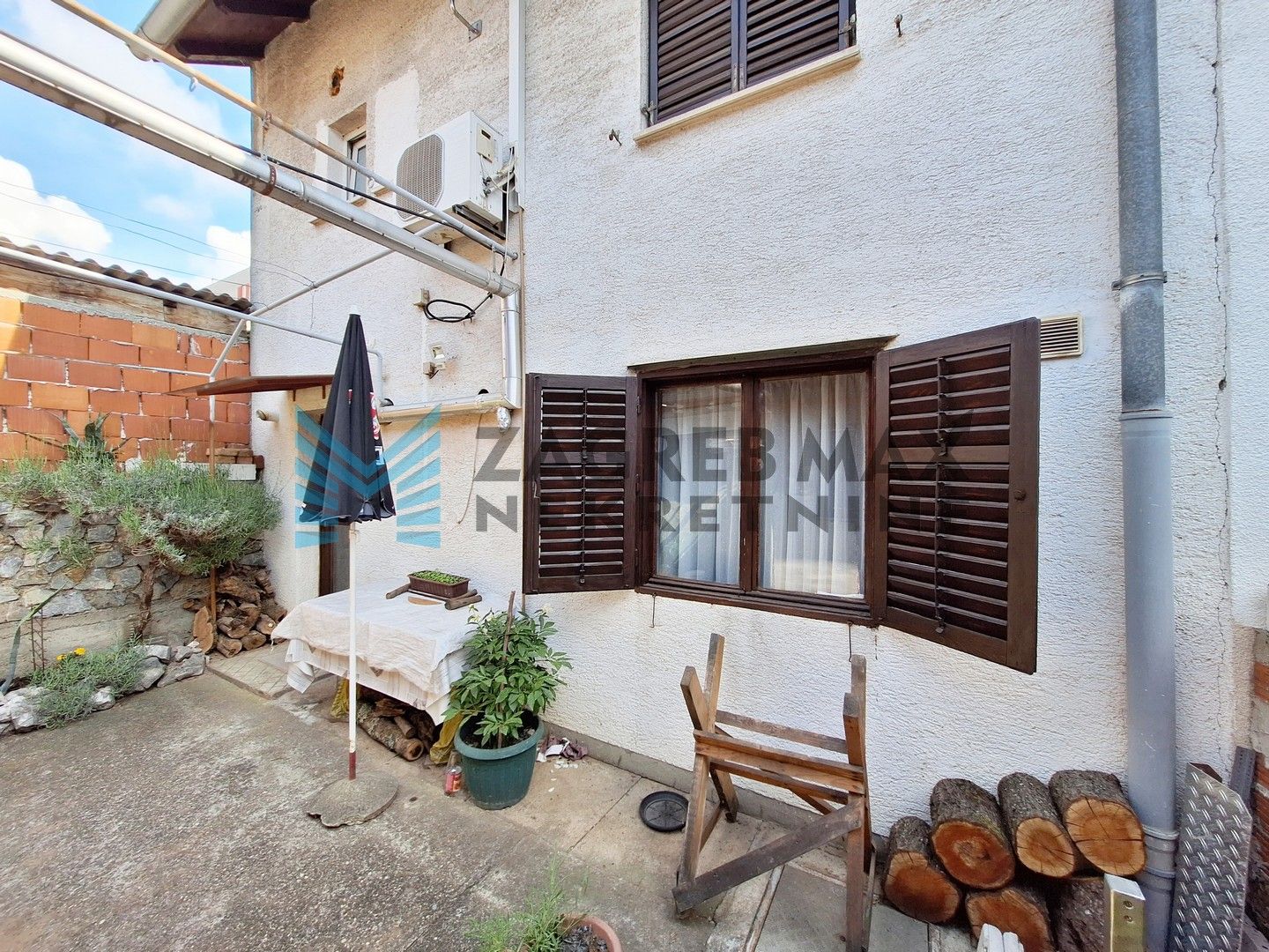 Zagreb - DUBRAVA - Pernatska ulica - obiteljska kuća s gostinjskom kućom