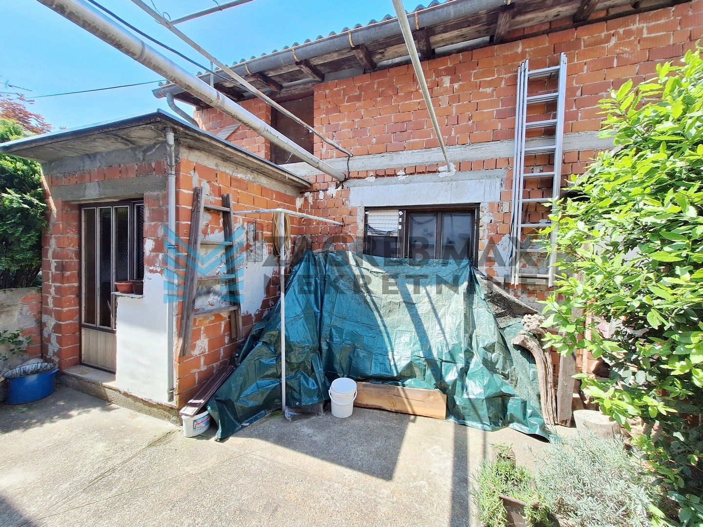 Zagreb - DUBRAVA - Pernatska ulica - obiteljska kuća s gostinjskom kućom