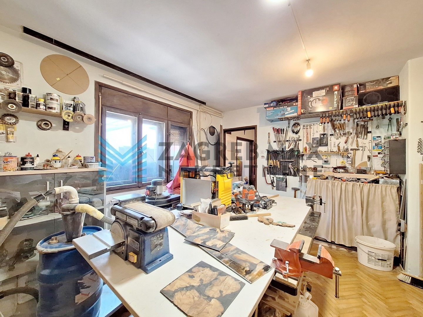 Zagreb - DUBRAVA - Pernatska ulica - obiteljska kuća s gostinjskom kućom