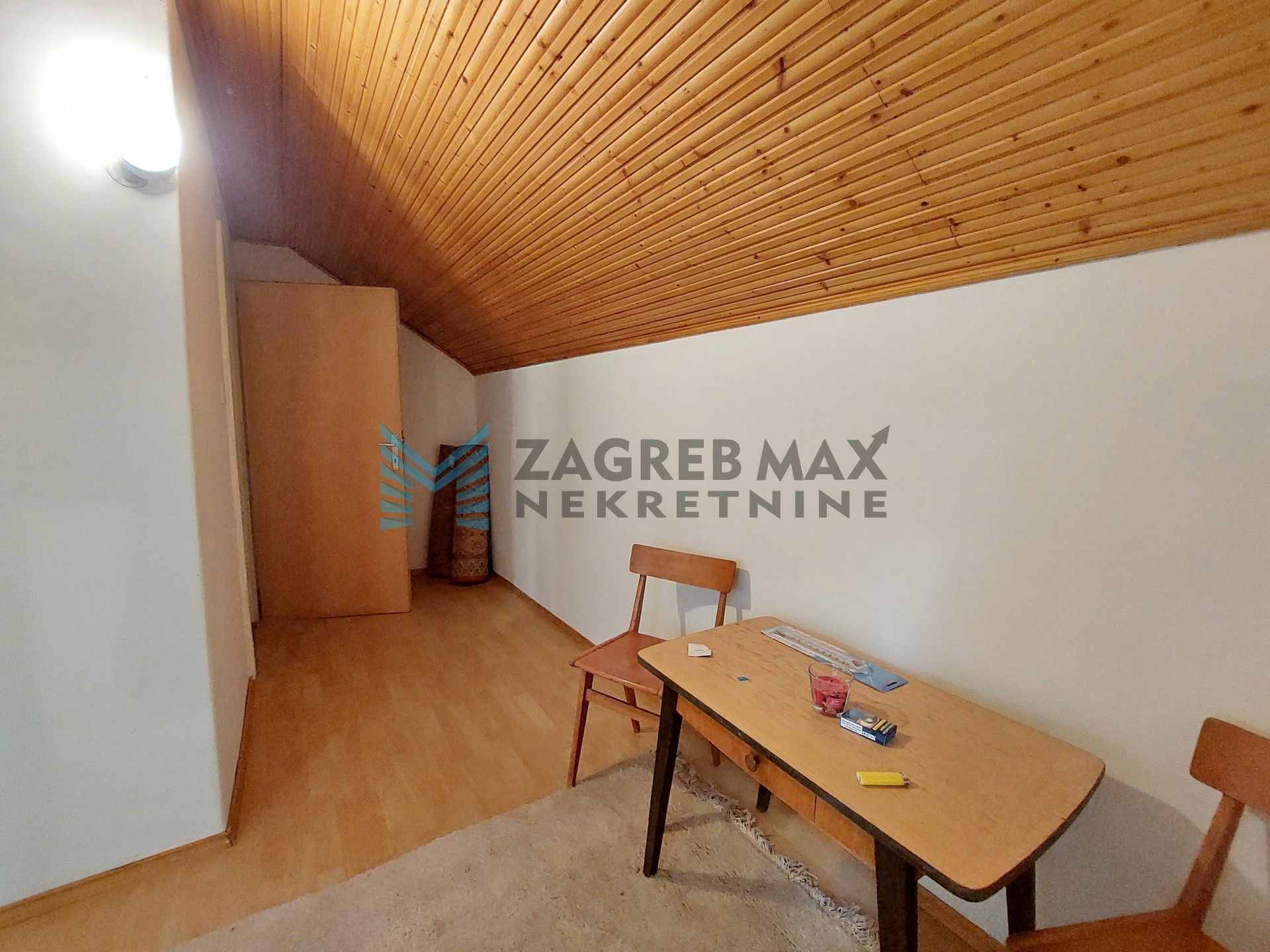 Zagreb - GORNJA DUBRAVA - Šuškovići - prostrana kuća, dvorište, garaža, podrum