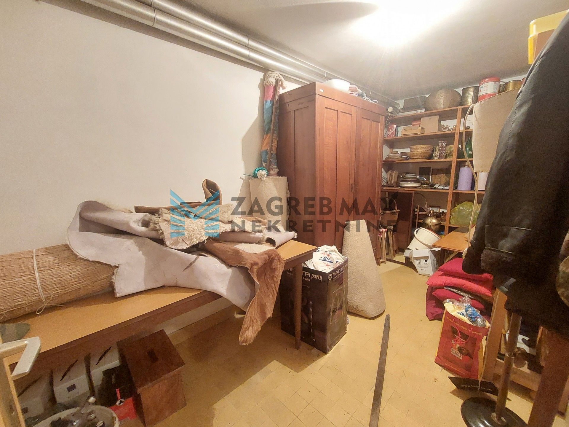 Zagreb - GORNJA DUBRAVA - Šuškovići - prostrana kuća, dvorište, garaža, podrum