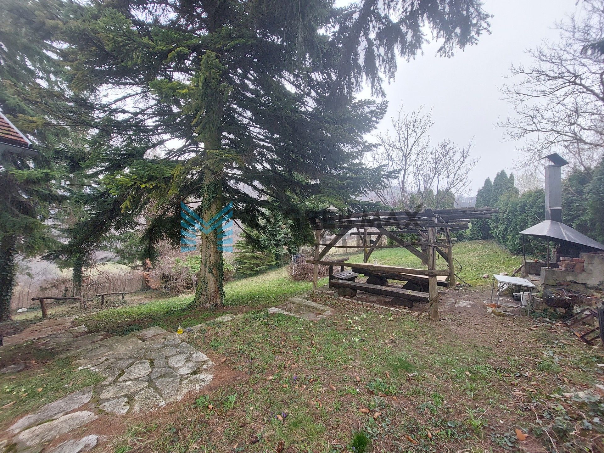 Zagreb - GORNJA DUBRAVA - Šuškovići - prostrana kuća, dvorište, garaža, podrum