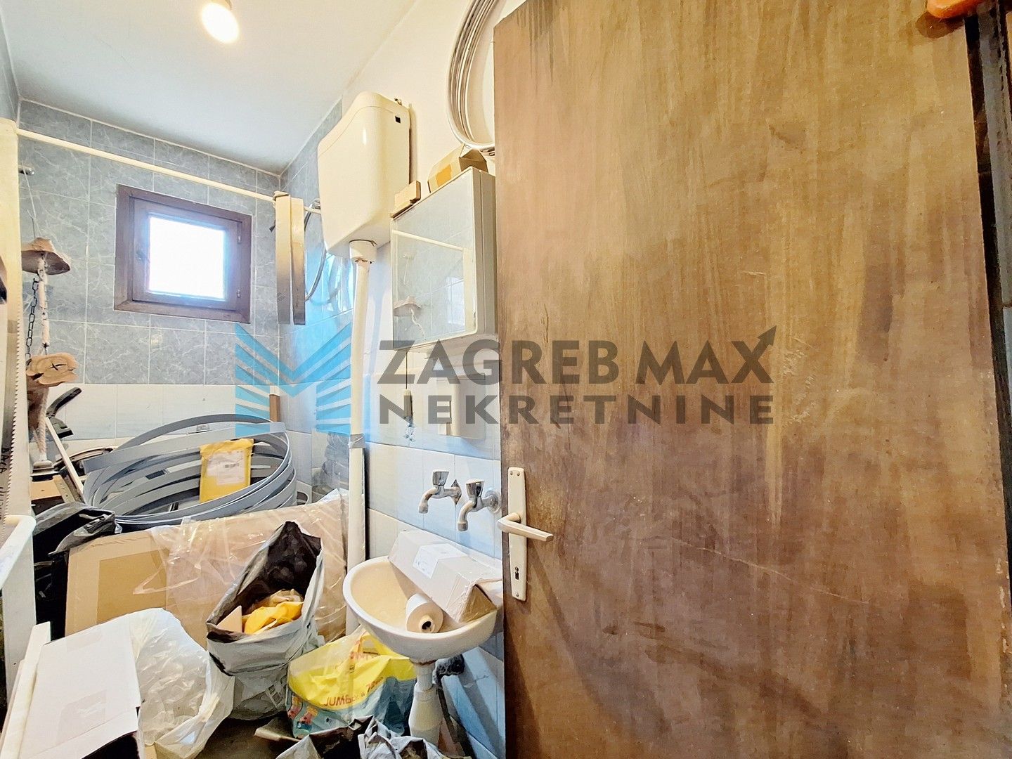 Zagreb - DUBRAVA - Pernatska ulica - obiteljska kuća s gostinjskom kućom