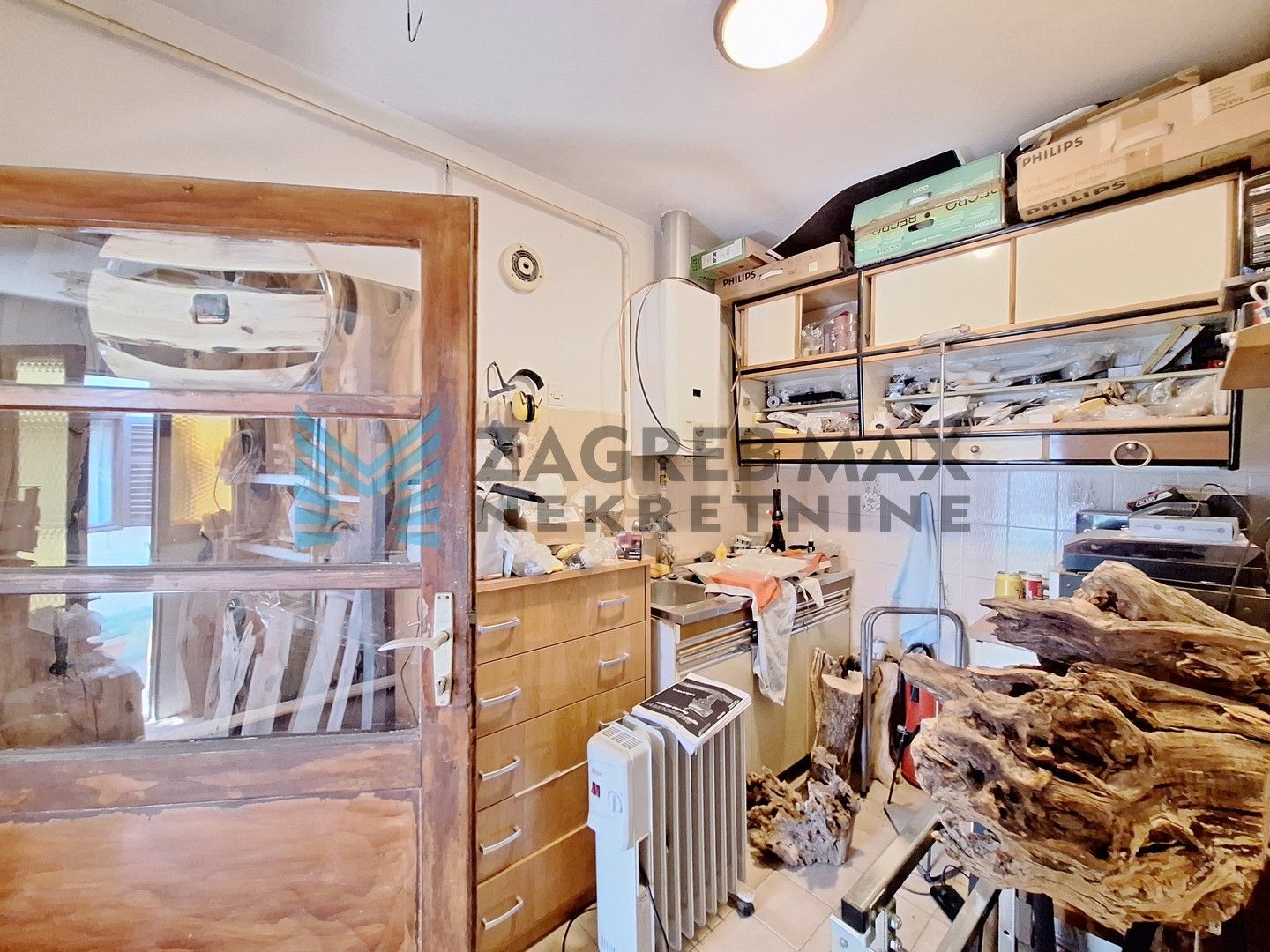 Zagreb - DUBRAVA - Pernatska ulica - obiteljska kuća s gostinjskom kućom