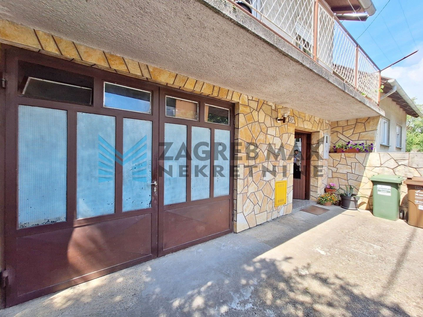 Zagreb - DUBRAVA - Pernatska ulica - obiteljska kuća s gostinjskom kućom