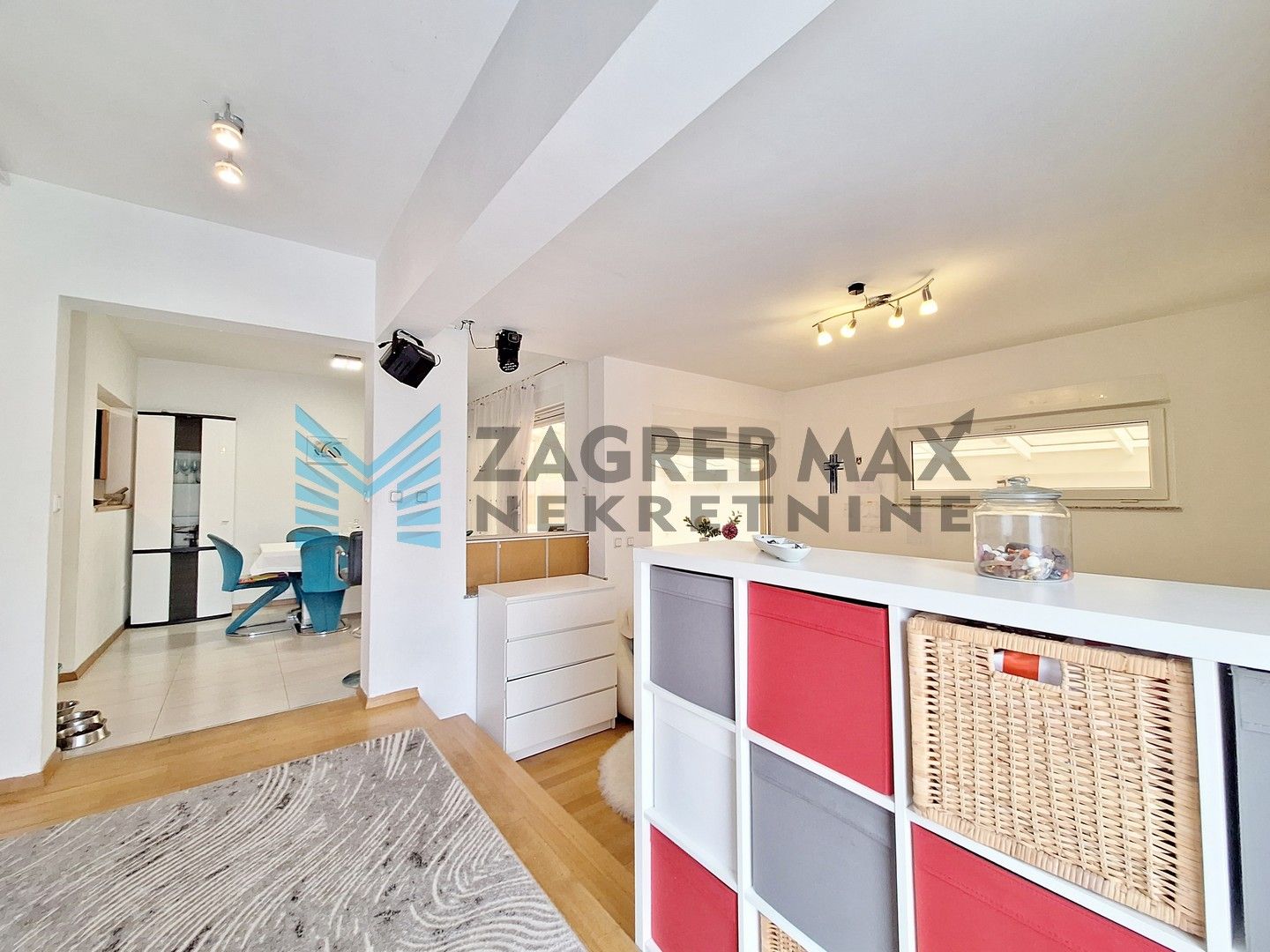 Zagreb - GORNJI STENJEVEC - Karažnik - 4-sobni s bazenom, garažom i VPM-om