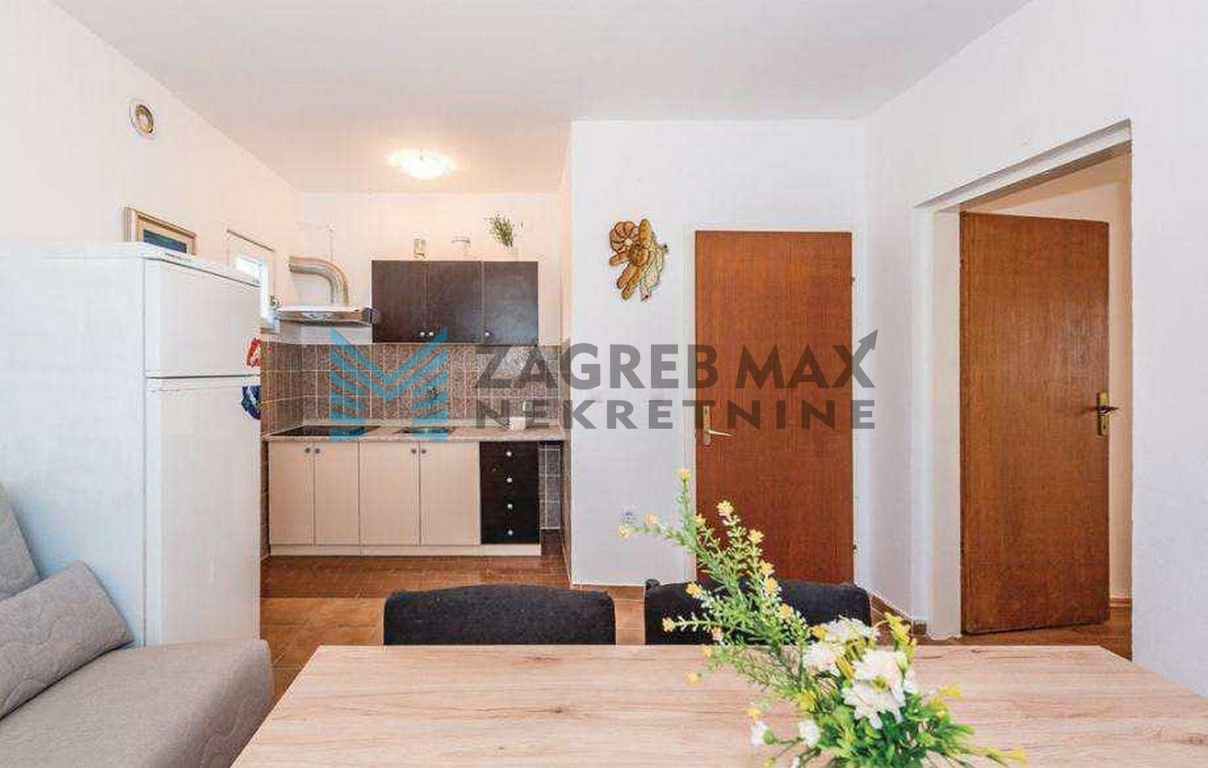 Zagreb - ŠIBENIK - Bilice - kuća s dva apartmana - bez provizije za kupca