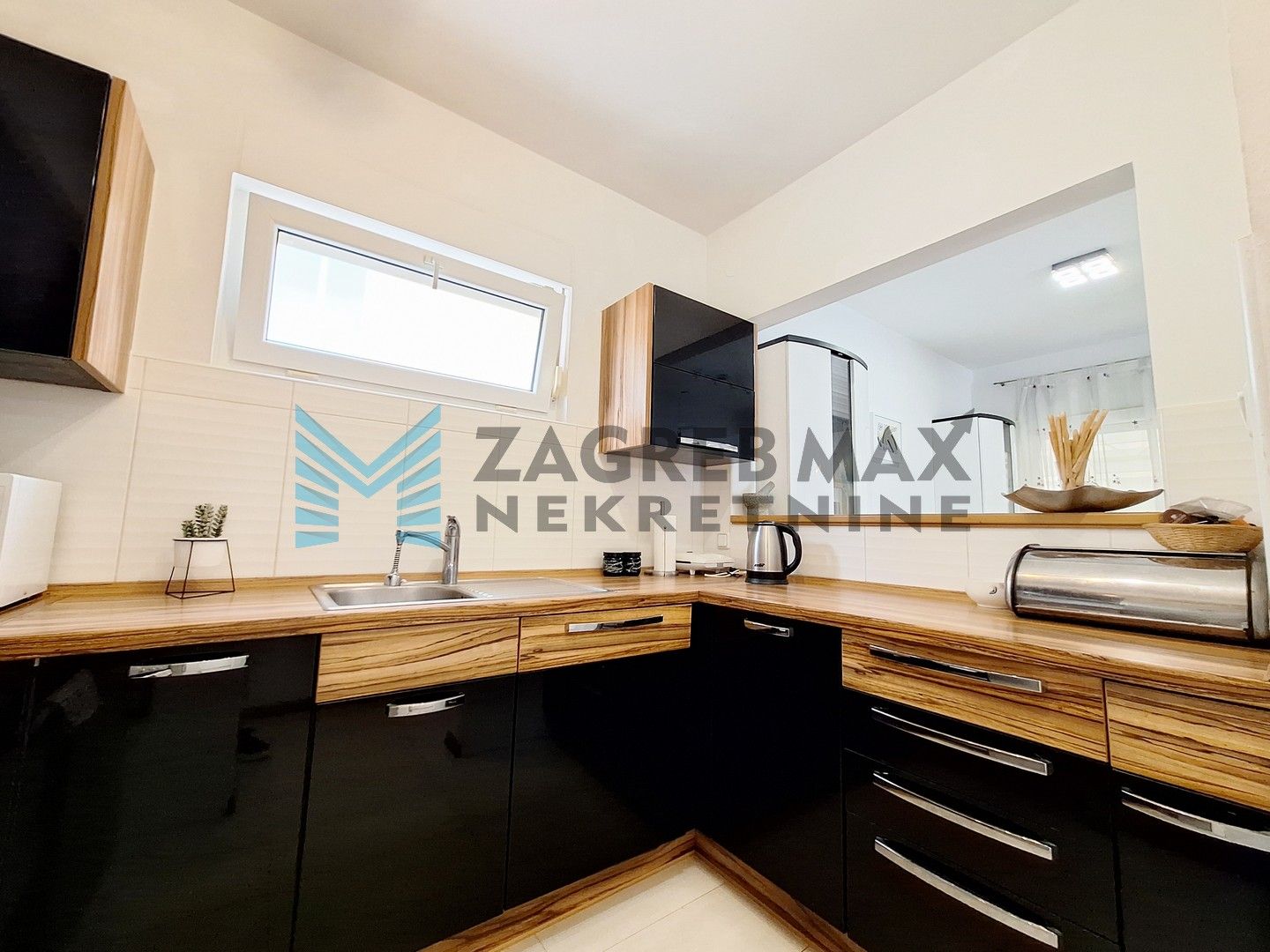 Zagreb - GORNJI STENJEVEC - Karažnik - 4-sobni s bazenom, garažom i VPM-om