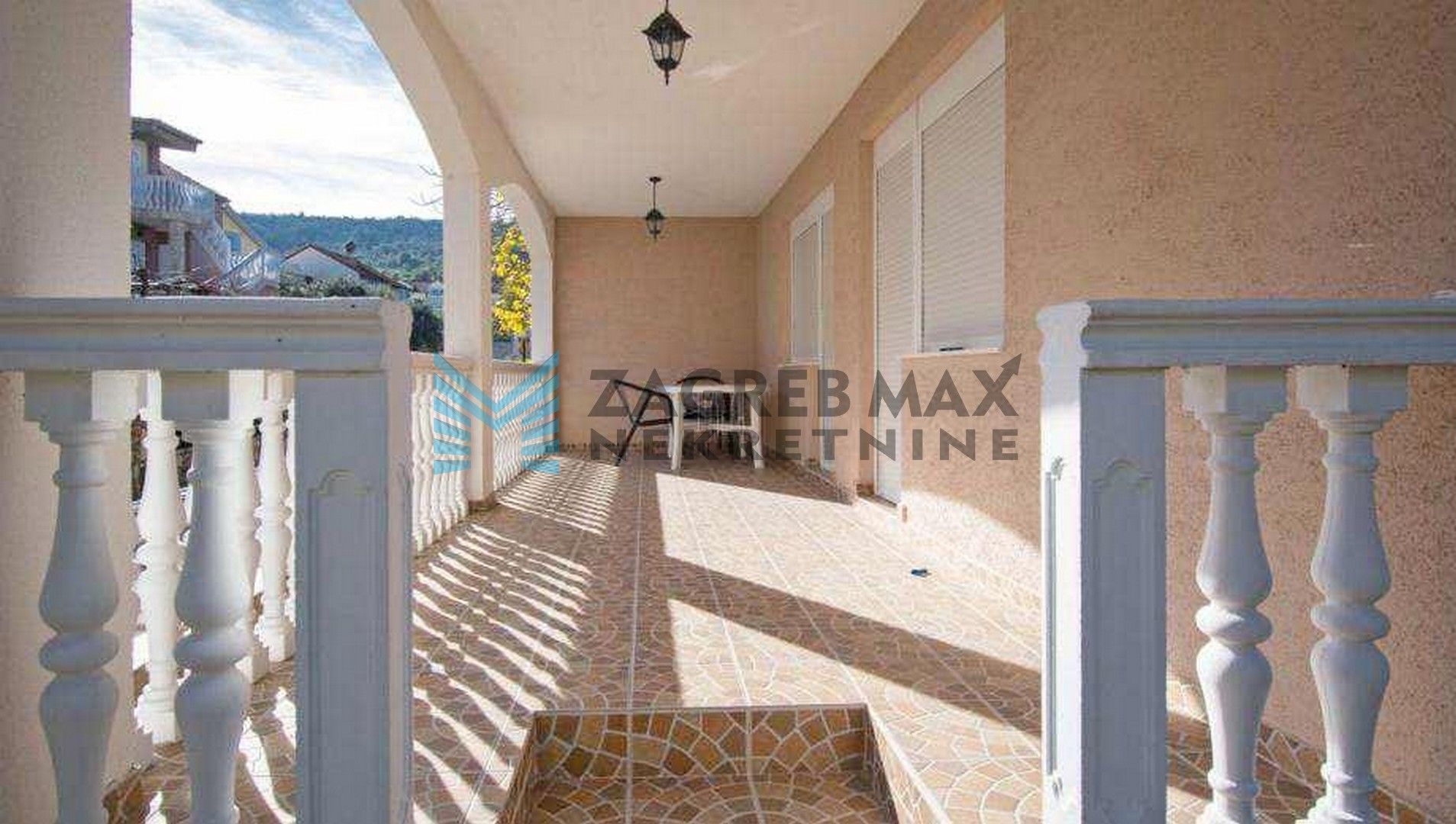 Zagreb - ŠIBENIK - Bilice - kuća s dva apartmana - bez provizije za kupca