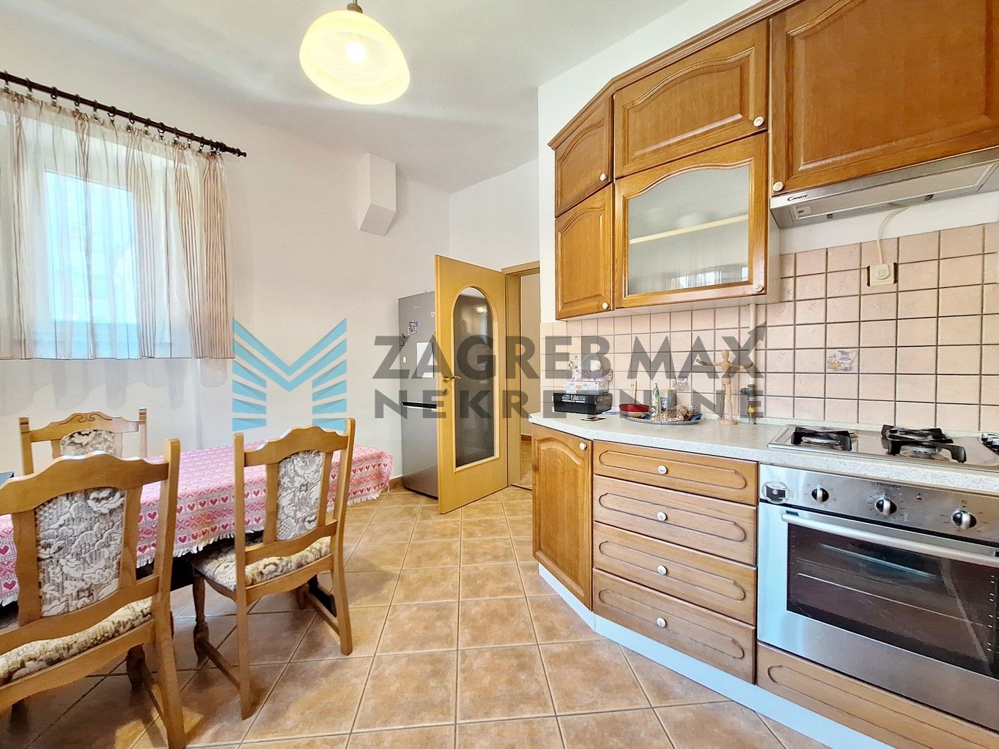 Zagreb - TREŠNJEVKA - Garićgradska - 2-etažni sa dvorištem+2 PM - BEZ PROVIZIJE