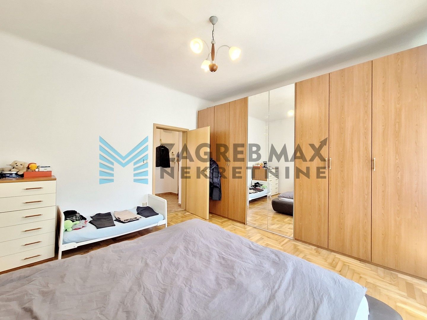 Zagreb - TREŠNJEVKA - Garićgradska - 2-etažni sa dvorištem+2 PM - BEZ PROVIZIJE