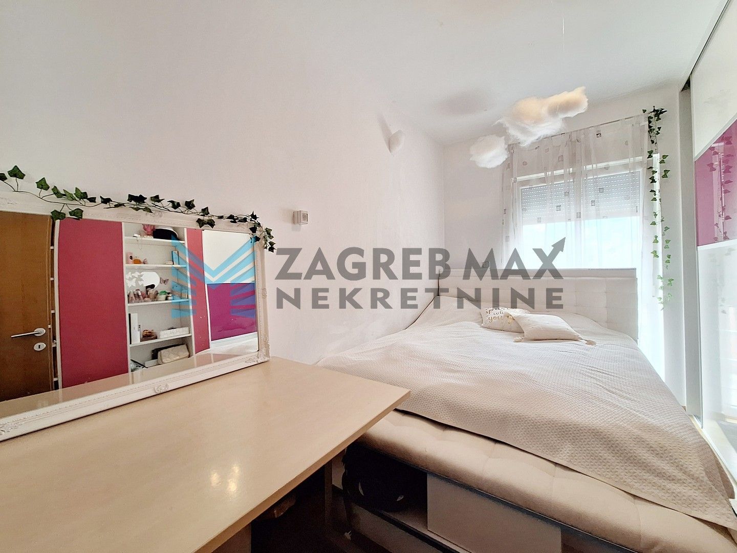 Zagreb - GORNJI STENJEVEC - Karažnik - 4-sobni s bazenom, garažom i VPM-om