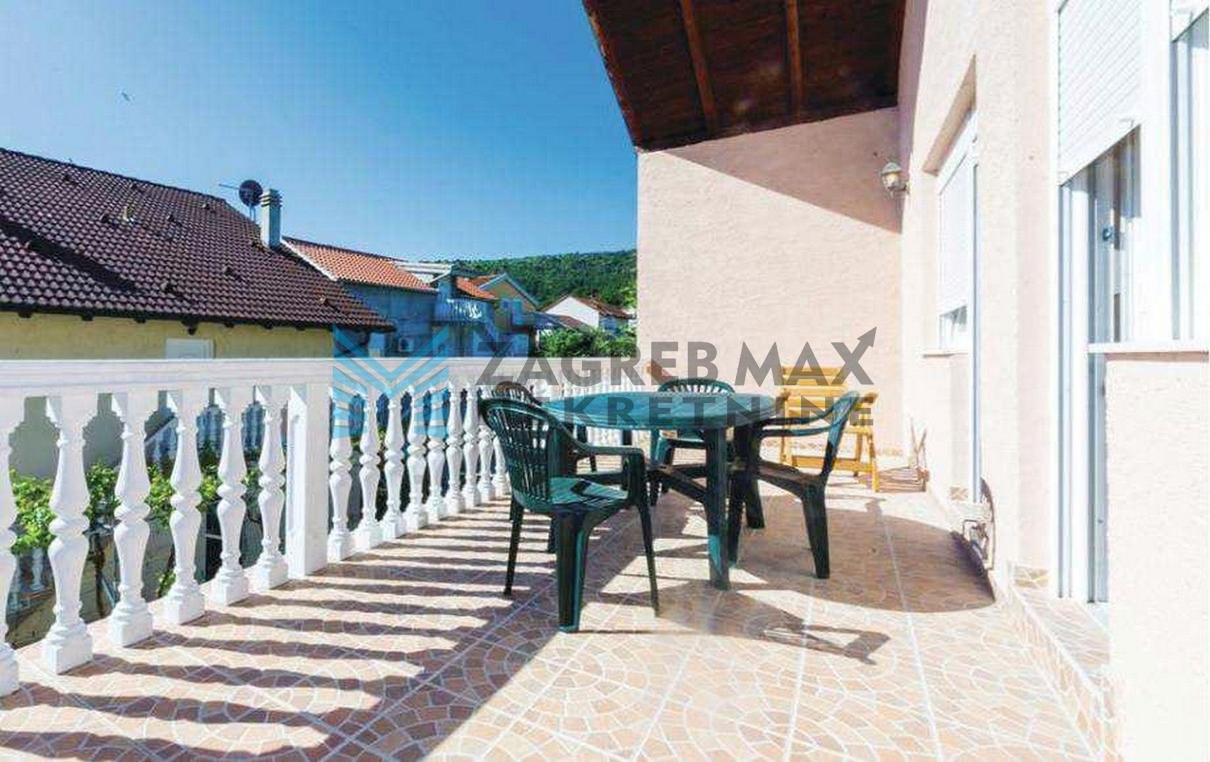 Zagreb - ŠIBENIK - Bilice - kuća s dva apartmana - bez provizije za kupca