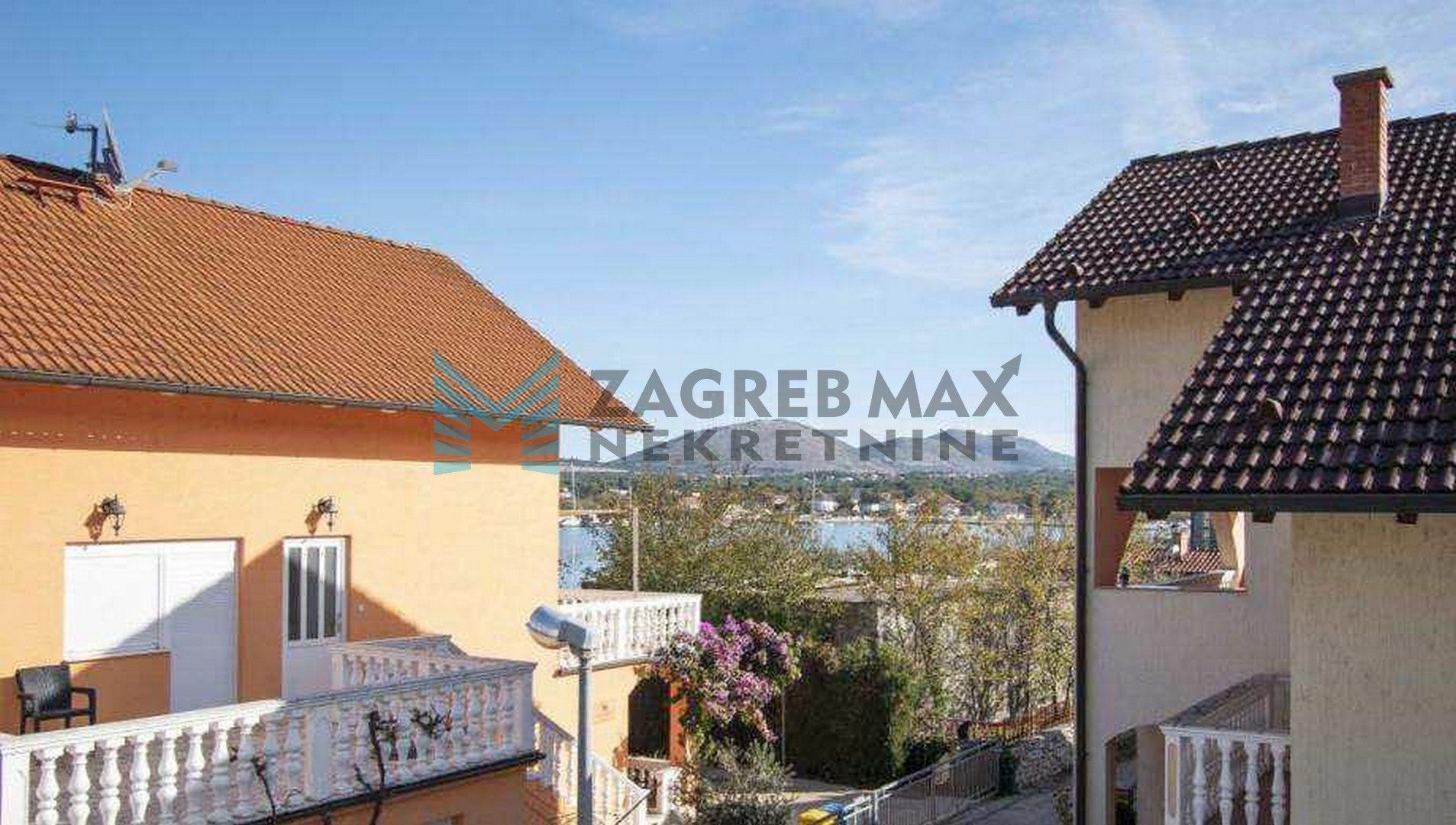 Zagreb - ŠIBENIK - Bilice - kuća s dva apartmana - bez provizije za kupca