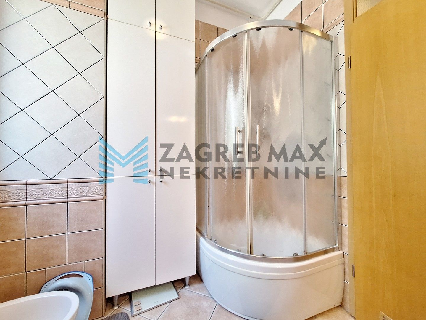 Zagreb - TREŠNJEVKA - Garićgradska - 2-etažni sa dvorištem+2 PM - BEZ PROVIZIJE