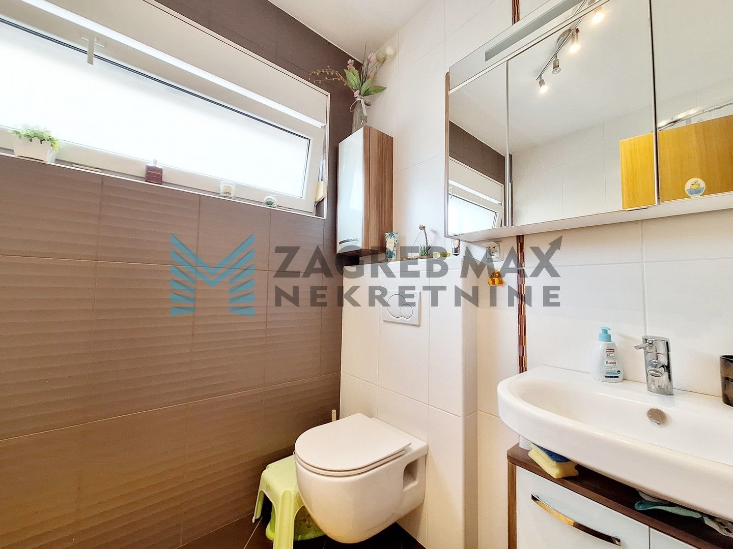 Zagreb - GORNJI STENJEVEC - Karažnik - 4-sobni s bazenom, garažom i VPM-om