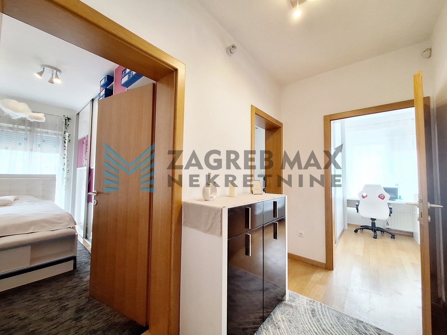 Zagreb - GORNJI STENJEVEC - Karažnik - 4-sobni s bazenom, garažom i VPM-om