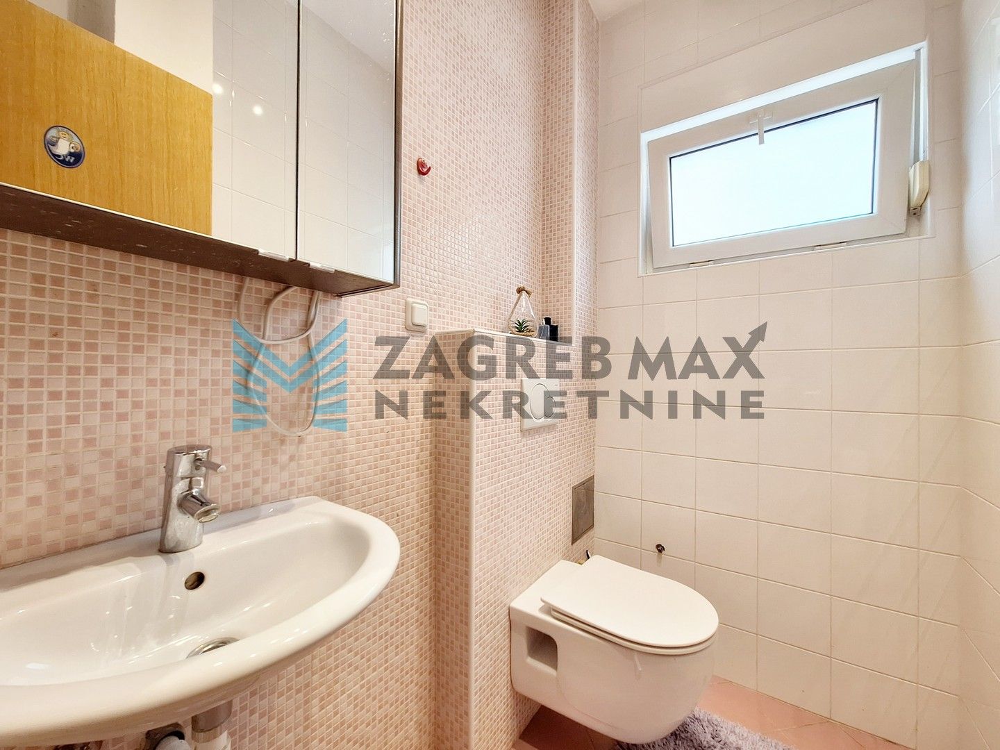 Zagreb - GORNJI STENJEVEC - Karažnik - 4-sobni s bazenom, garažom i VPM-om