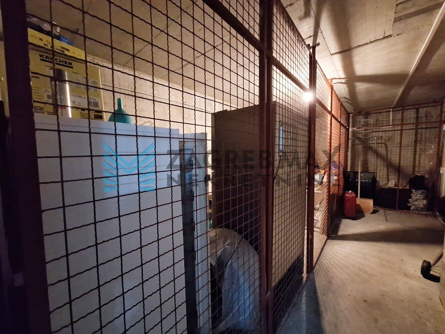 Zagreb - GORNJI STENJEVEC - Karažnik - 4-sobni s bazenom, garažom i VPM-om