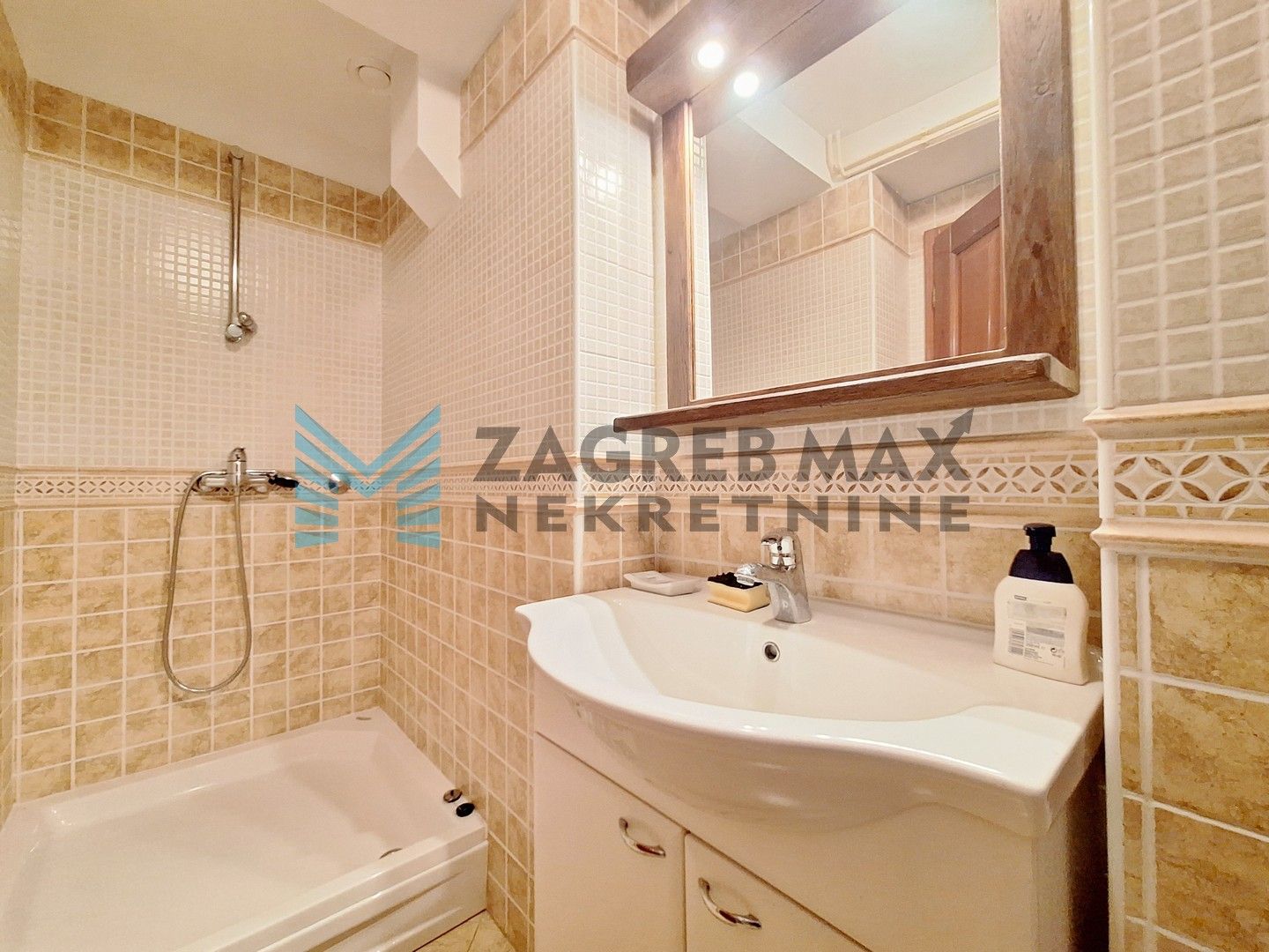 Zagreb - TREŠNJEVKA - Garićgradska - 2-etažni sa dvorištem+2 PM - BEZ PROVIZIJE