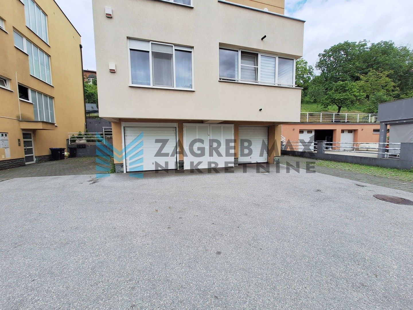 Zagreb - GORNJI STENJEVEC - Karažnik - 4-sobni s bazenom, garažom i VPM-om