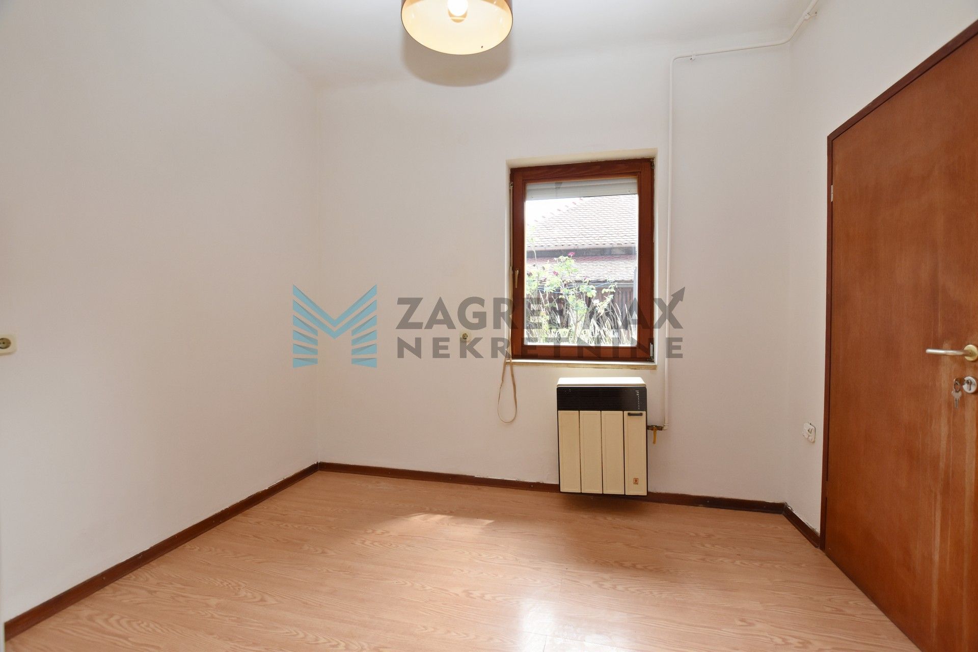 Zagreb - OZALJSKA, 1 soba, parking, moguća dodatna soba