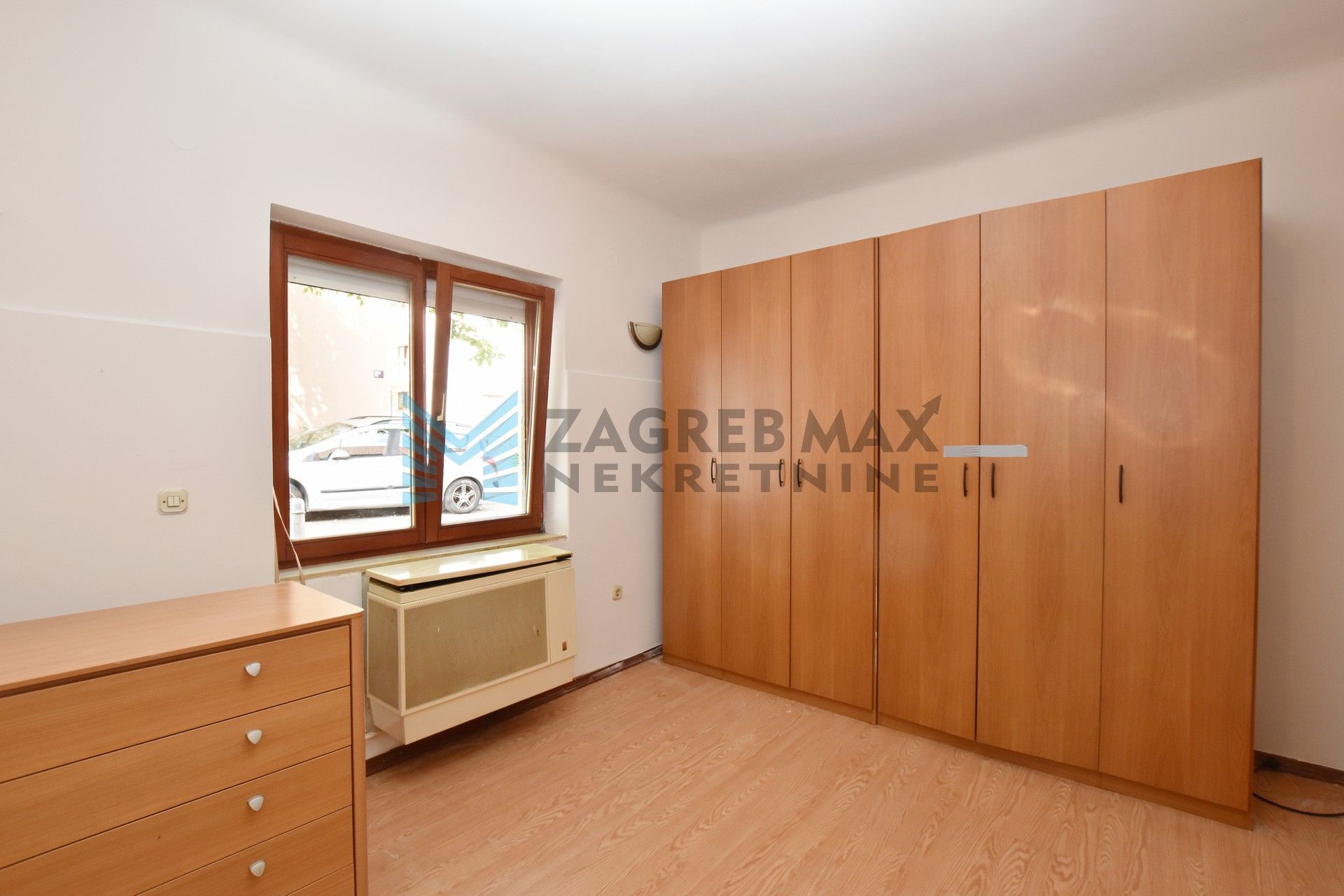 Zagreb - OZALJSKA, 1 soba, parking, moguća dodatna soba