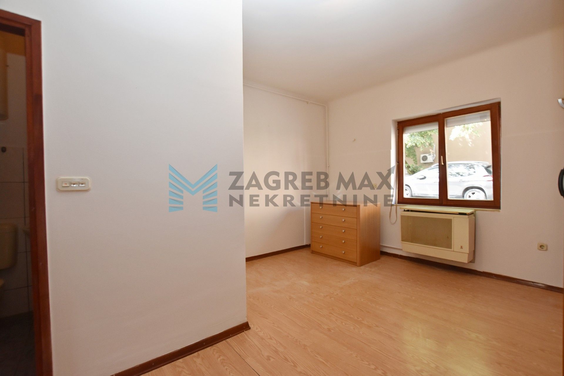 Zagreb - OZALJSKA, 1 soba, parking, moguća dodatna soba