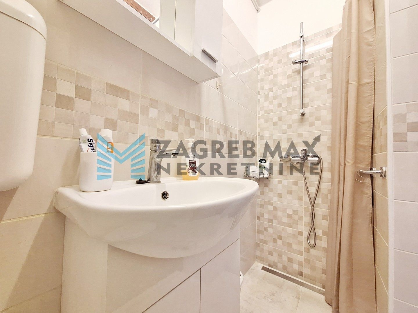 Zagreb - UTRINE - Kombolova - 1-sobni, svijetao, odmah useljiv