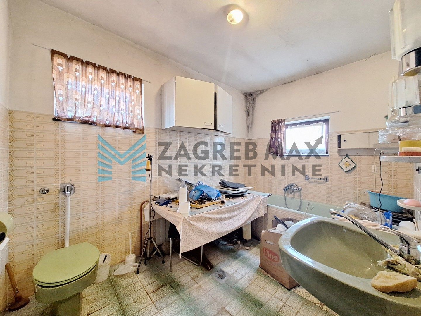 Zagreb - SESVETSKA SELA - Trsatska - kuća 200m2 sa 583 m2 okućnice