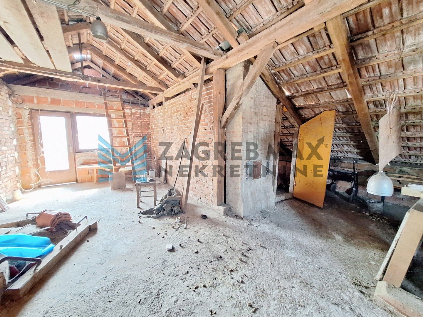 Zagreb - SESVETSKA SELA - Trsatska - kuća 200m2 sa 583 m2 okućnice