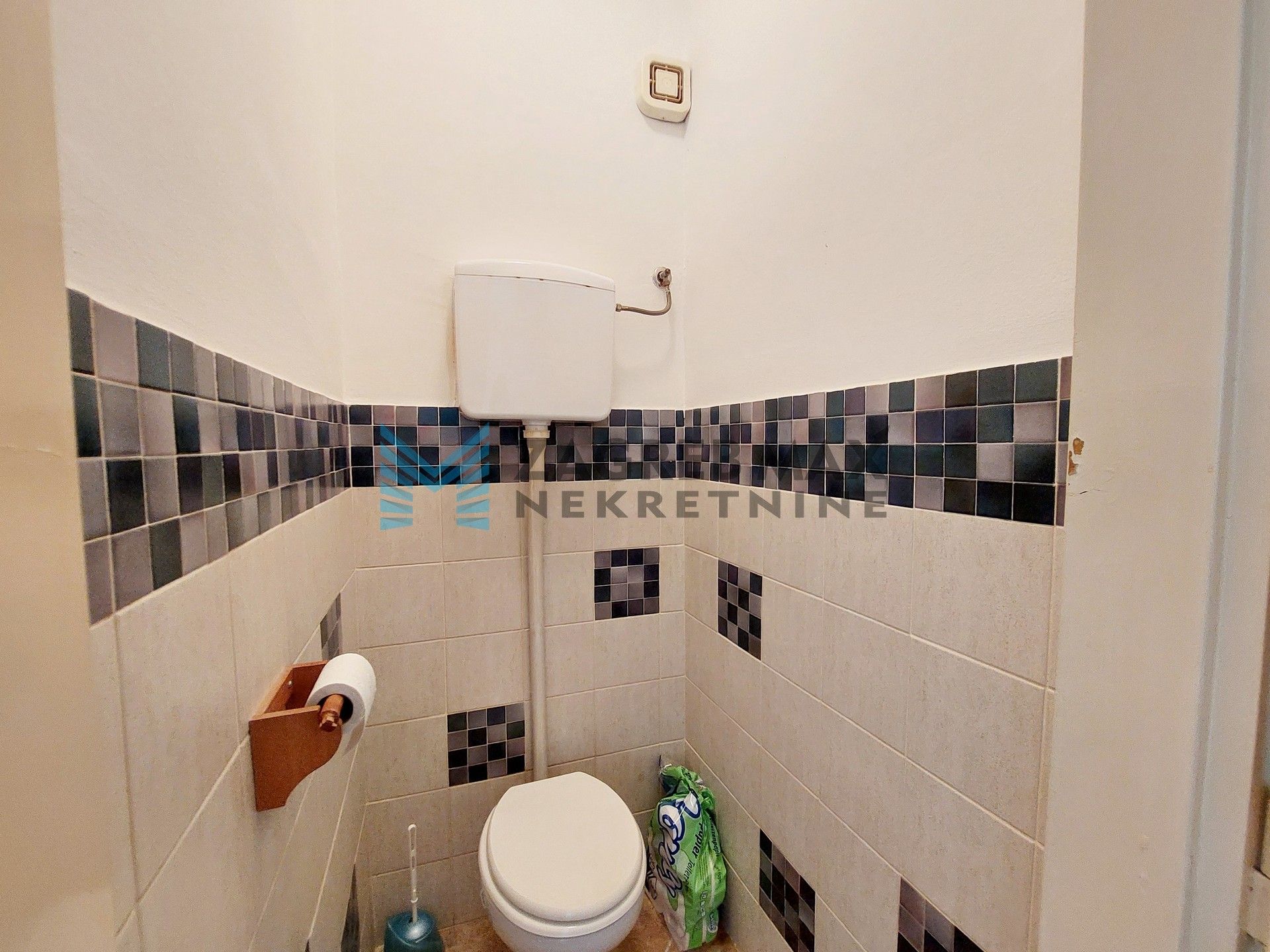 Zagreb - Šalata - Mikulićeva - 2-soban, prostran, dvorište, spremište, mirno