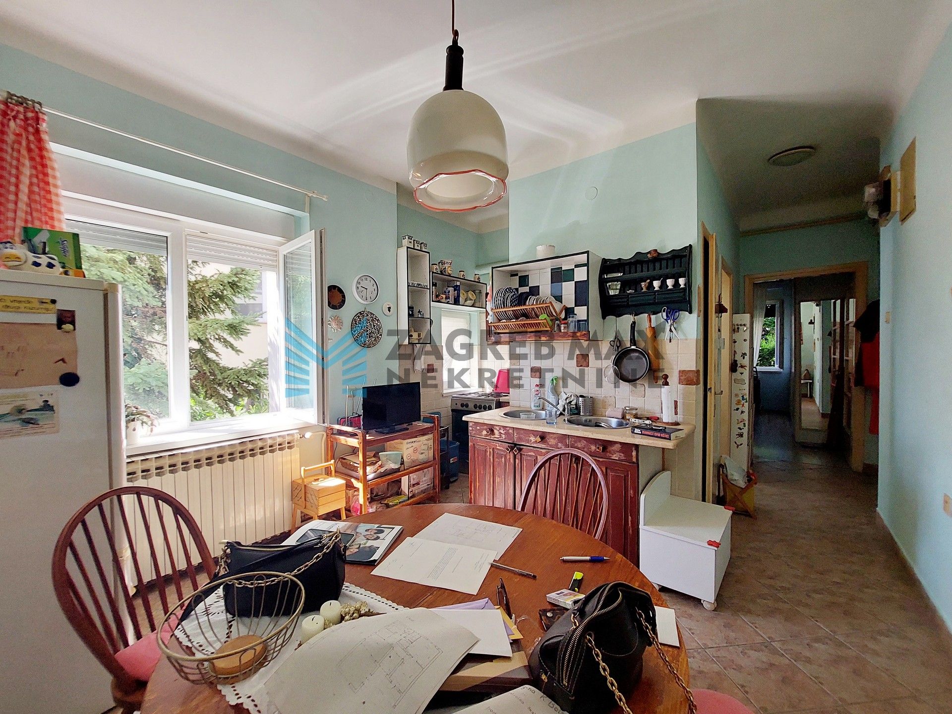 Zagreb - Šalata - Mikulićeva - 2-soban, prostran, dvorište, spremište, mirno