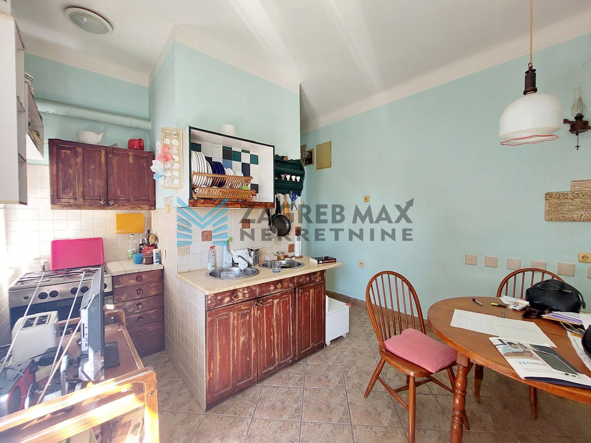 Zagreb - Šalata - Mikulićeva - 2-soban, prostran, dvorište, spremište, mirno