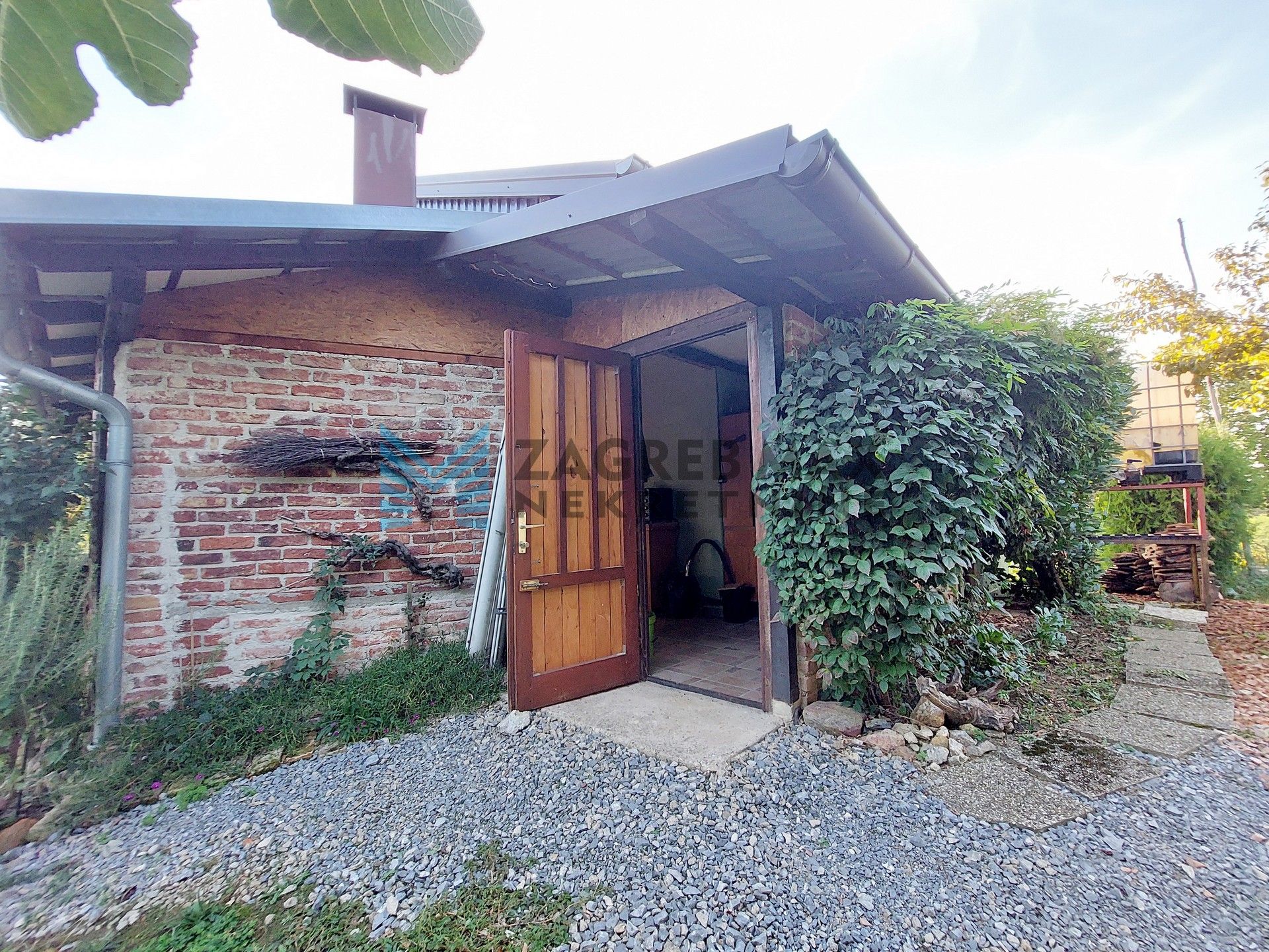 Zagreb - RUŠKOVICA - uređena vikendica, vinograd, voćnjak, dodatni objekt