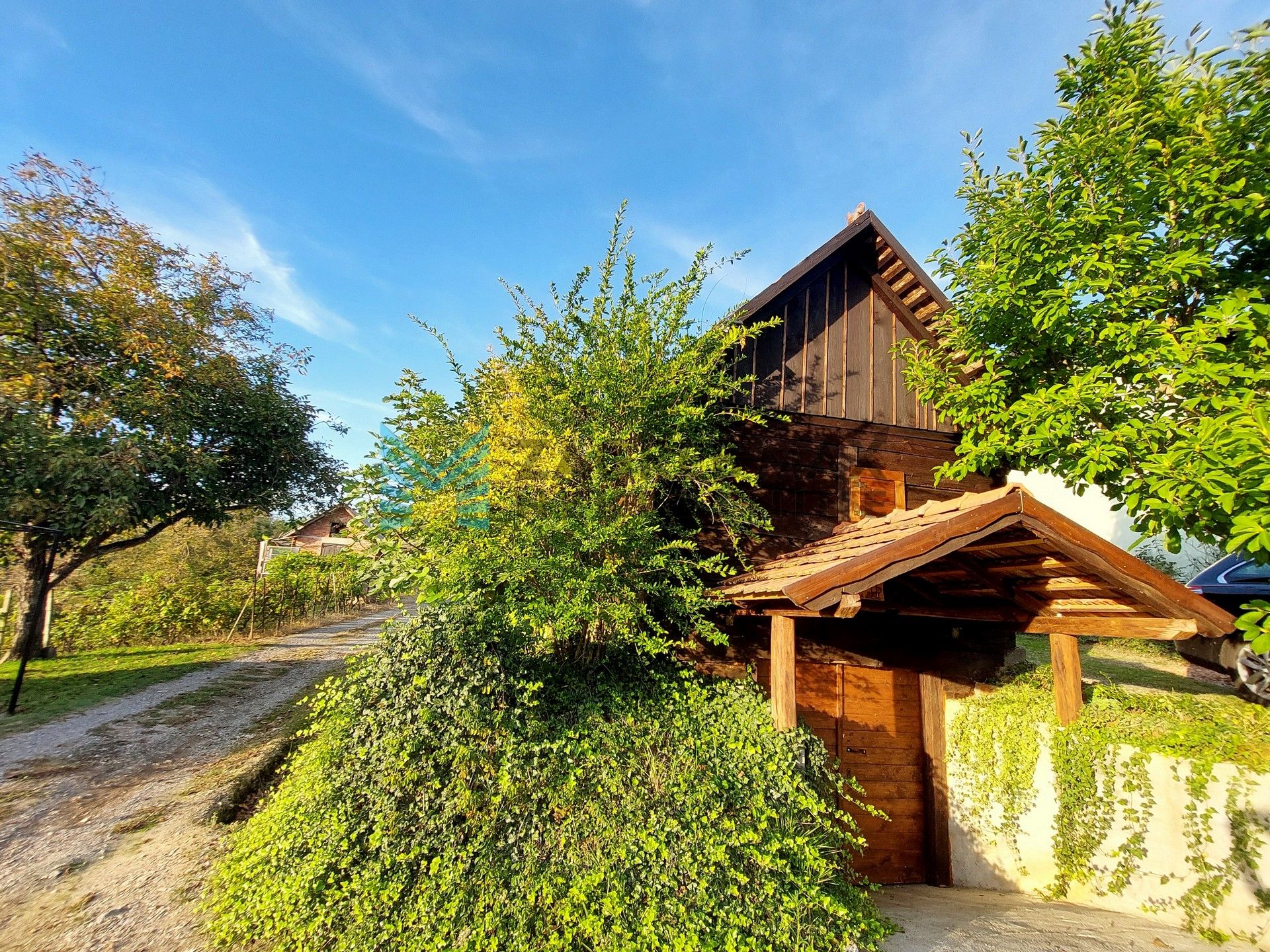 Zagreb - RUŠKOVICA - uređena vikendica, vinograd, voćnjak, dodatni objekt