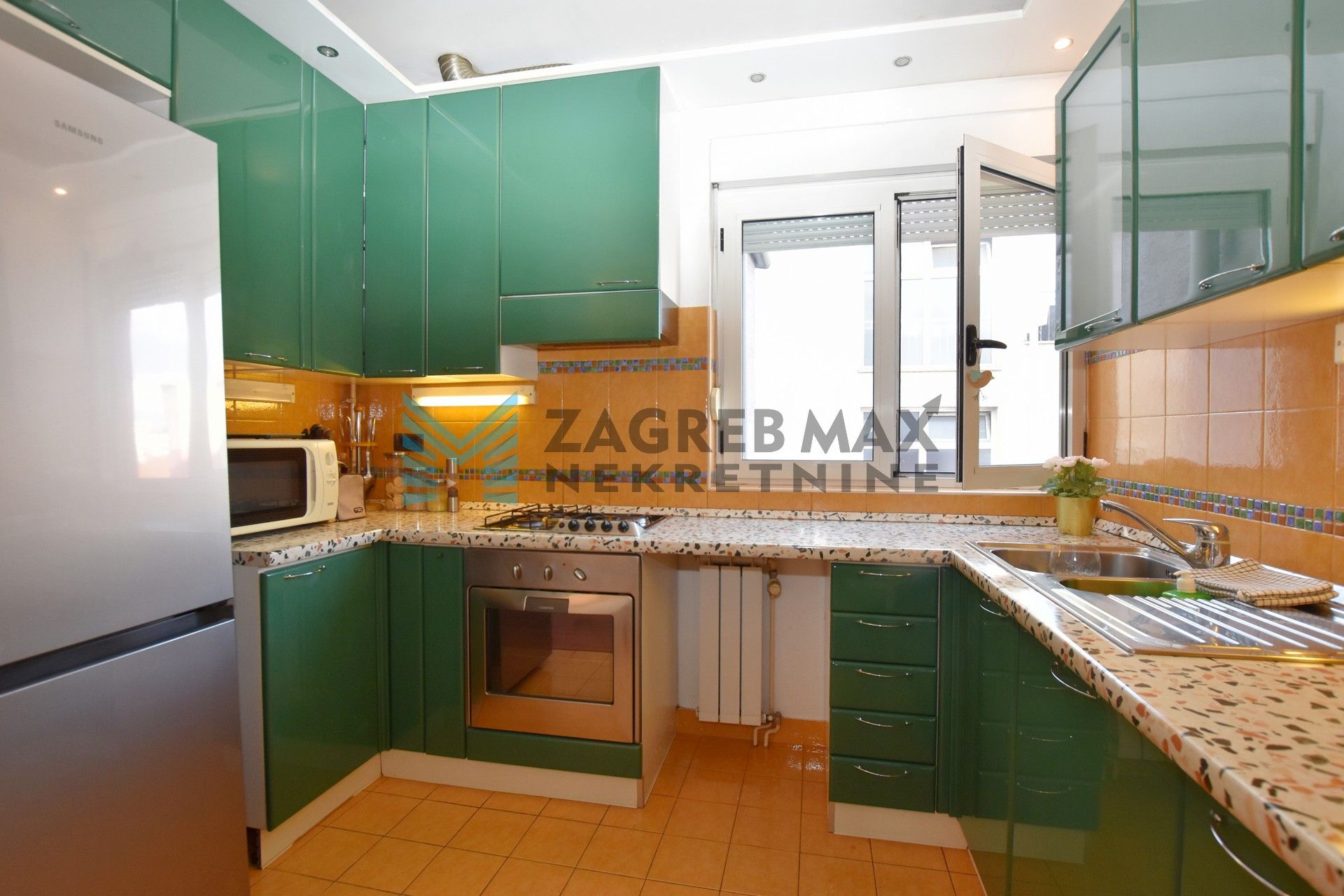 Zagreb - TREŠNJEVKA - Modruška - 3-sobni, prostran, terasa, spremište, parking