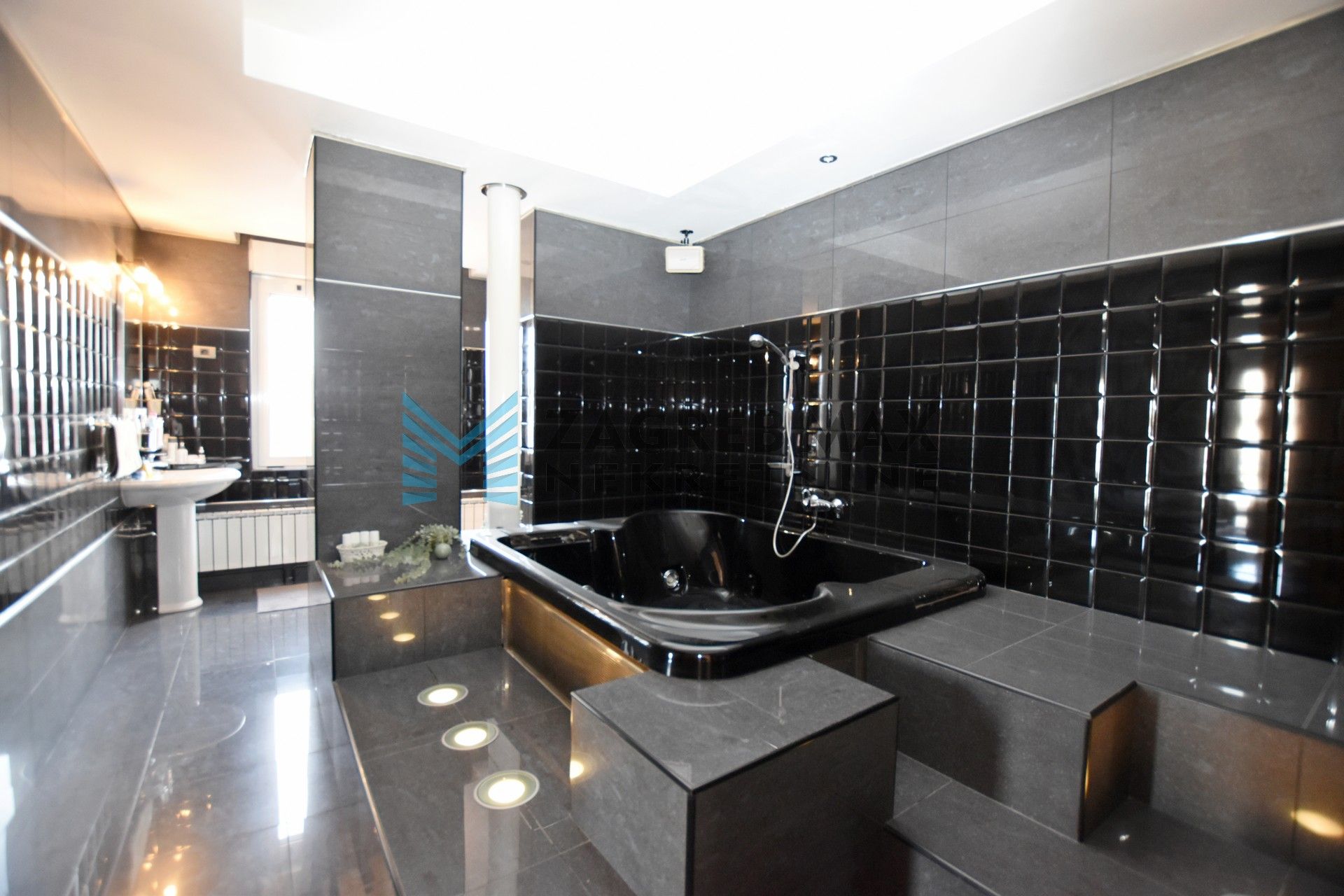 Zagreb - TREŠNJEVKA - Modruška - 3-sobni, prostran, terasa, spremište, parking