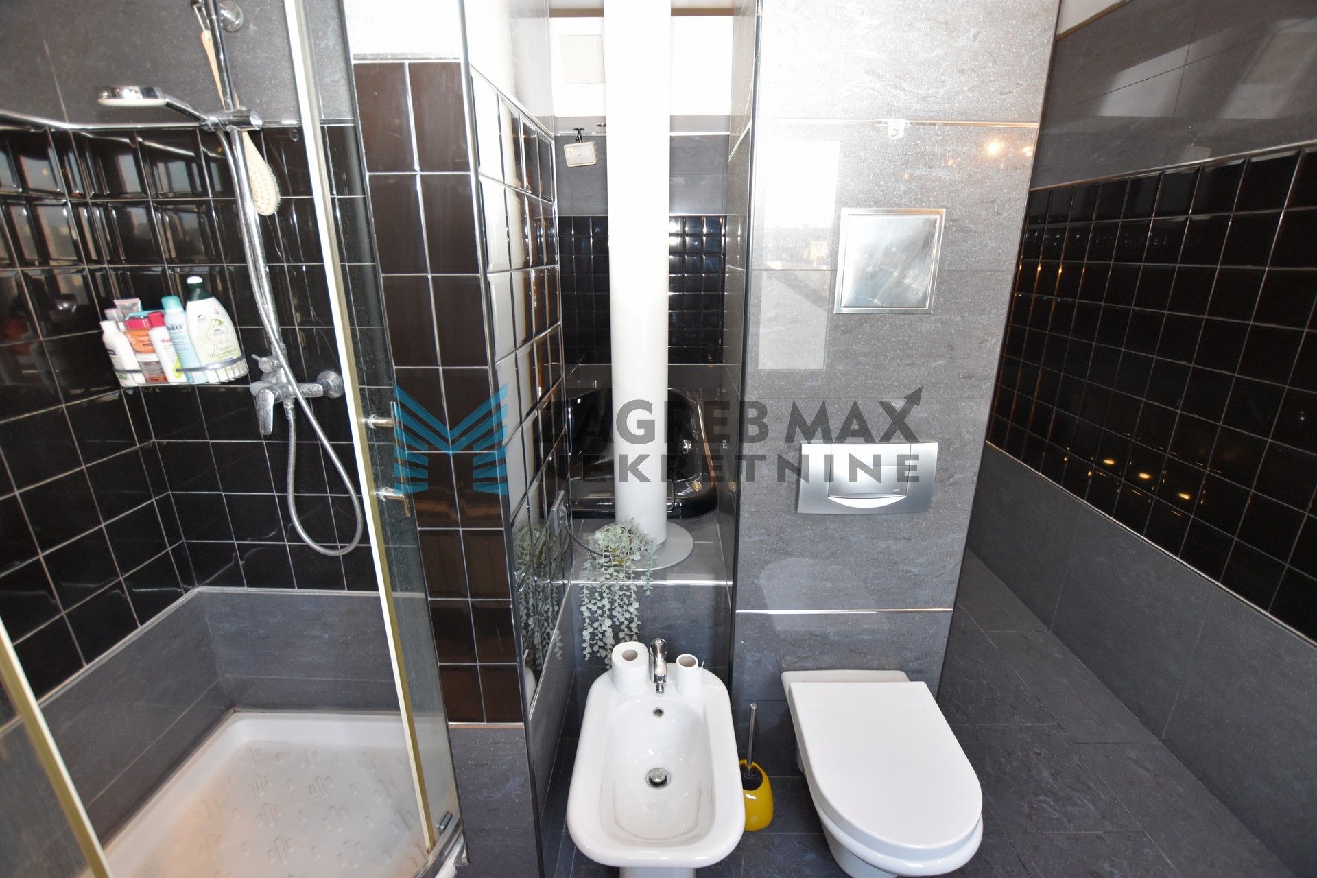 Zagreb - TREŠNJEVKA - Modruška - 3-sobni, prostran, terasa, spremište, parking