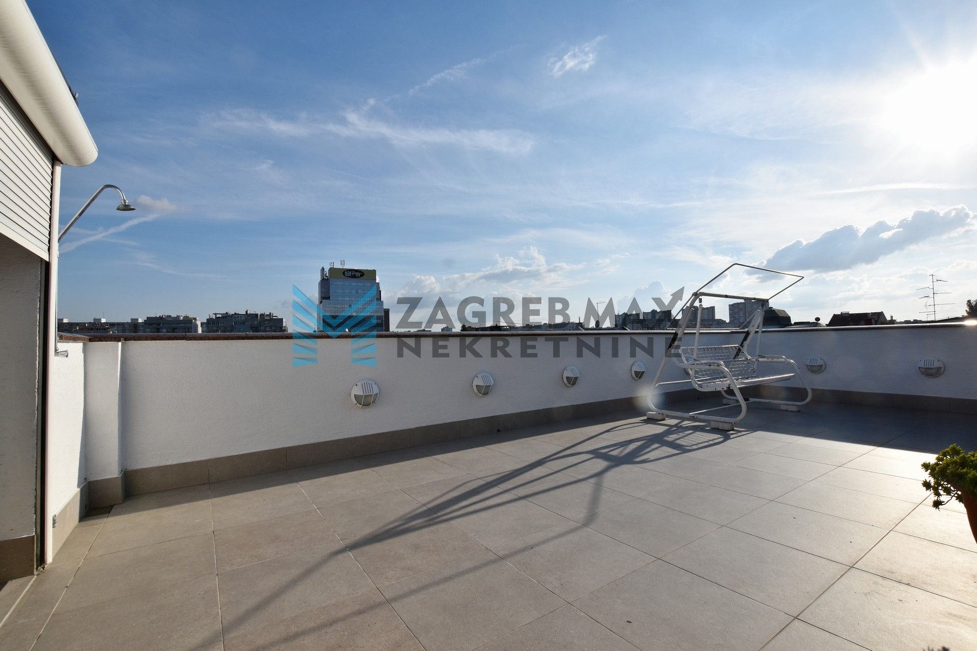 Zagreb - TREŠNJEVKA - Modruška - 3-sobni, prostran, terasa, spremište, parking