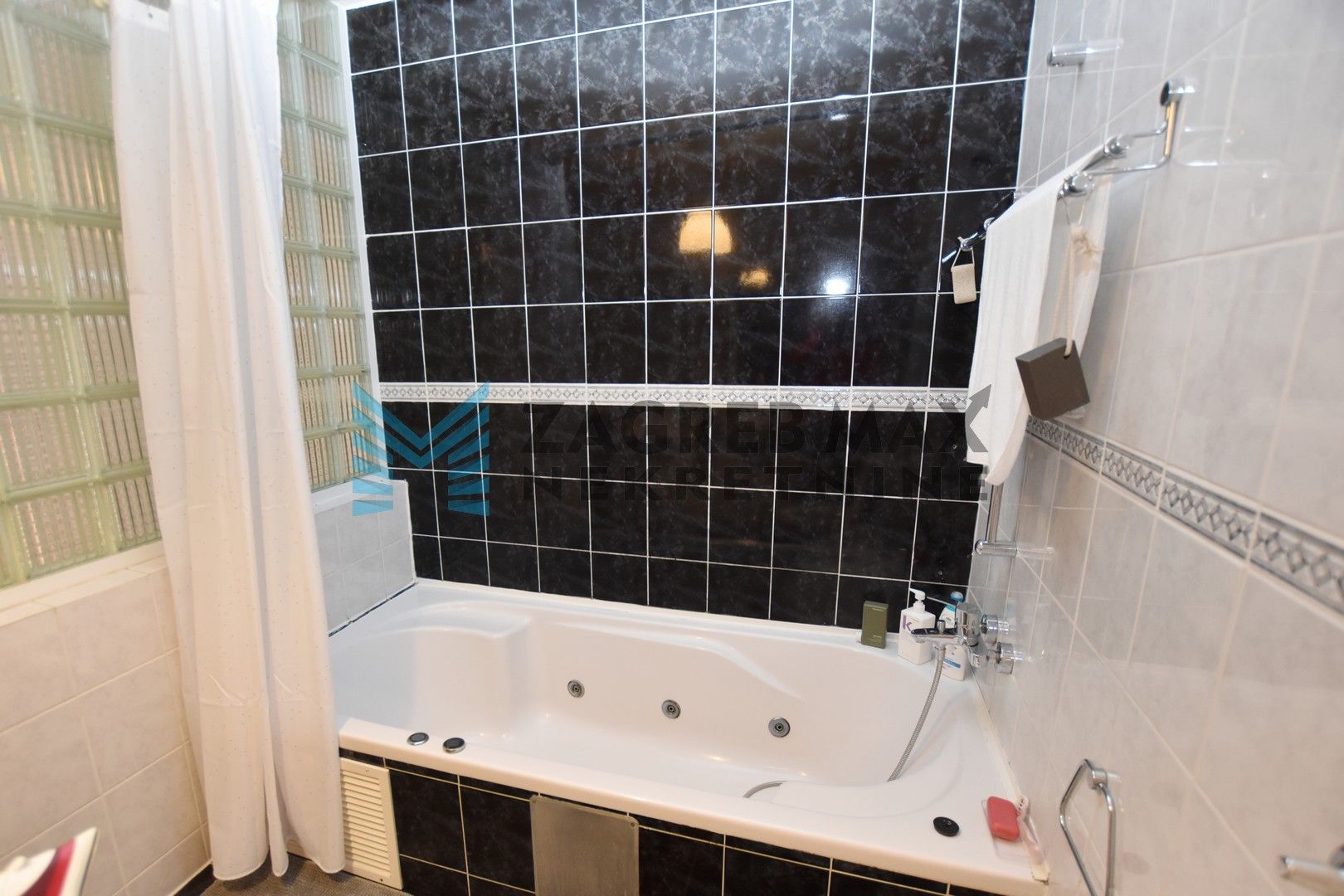 Zagreb - TREŠNJEVKA - Garićgradska - VMD - komforan 4-sobni s terasom i garažom