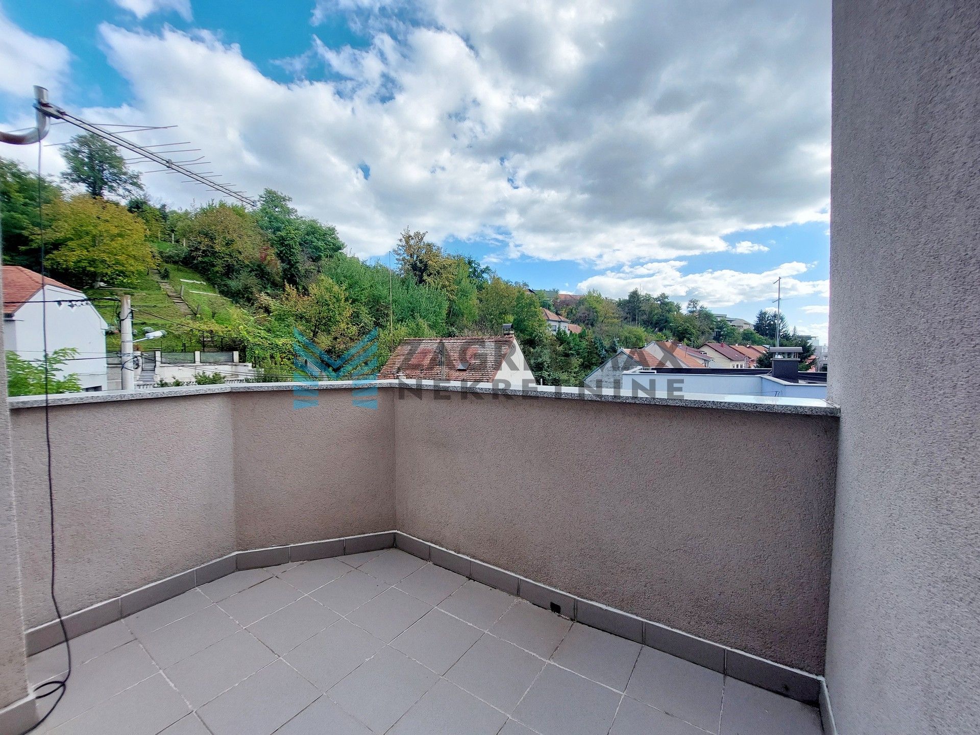 Zagreb - KUSTOŠIJA - Divoselska - 4-sobni, prostran, parking, spremište, vrt