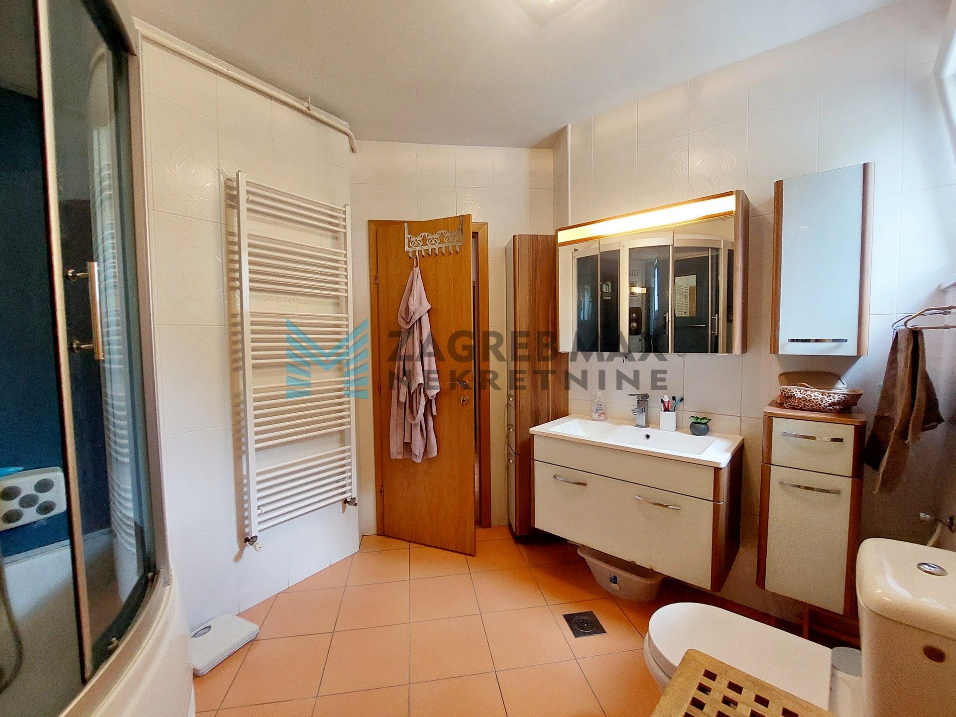 Zagreb - KUSTOŠIJA - Divoselska - 4-sobni, prostran, parking, spremište, vrt