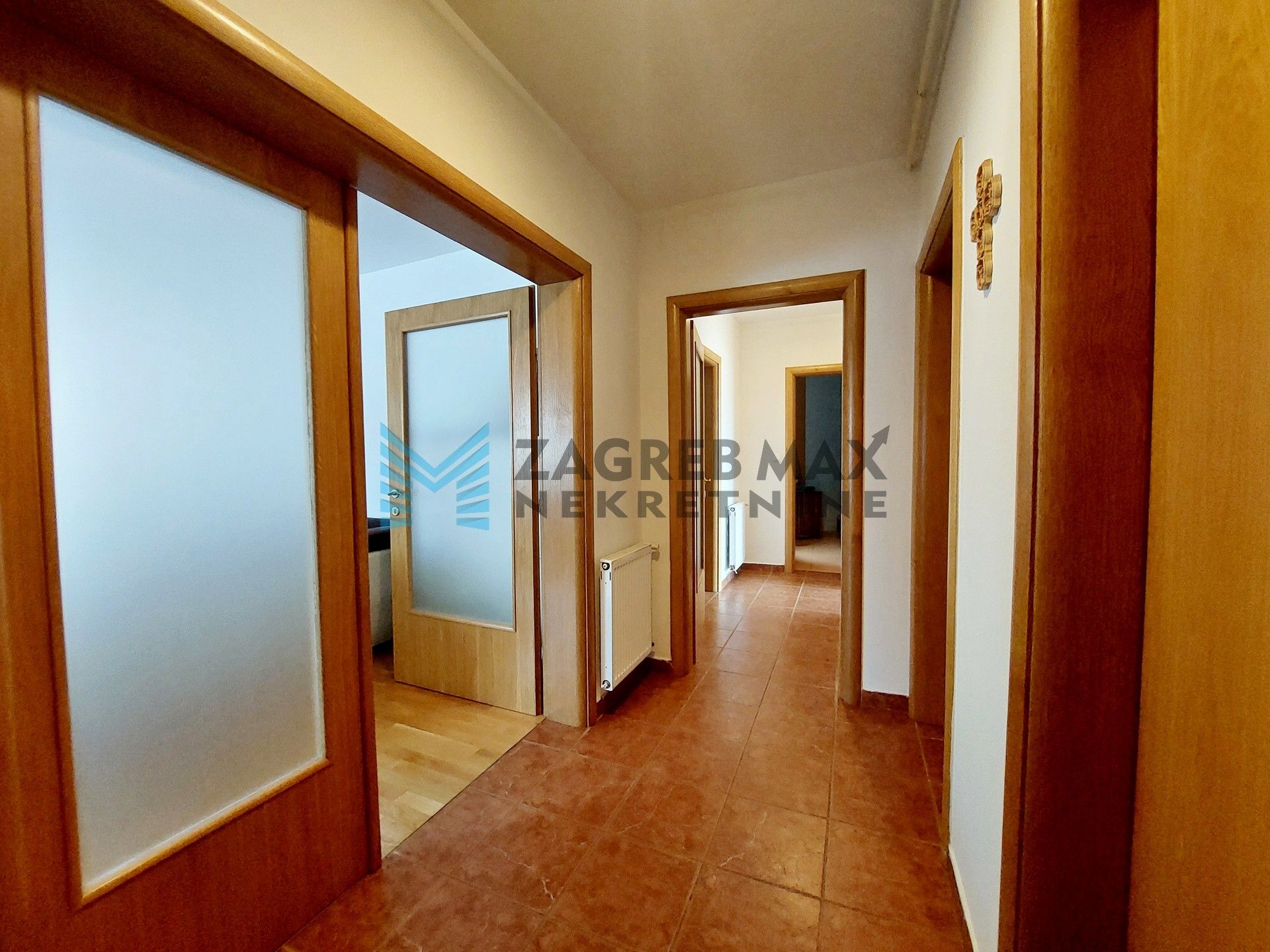 Zagreb - KUSTOŠIJA - Divoselska - 4-sobni, prostran, parking, spremište, vrt