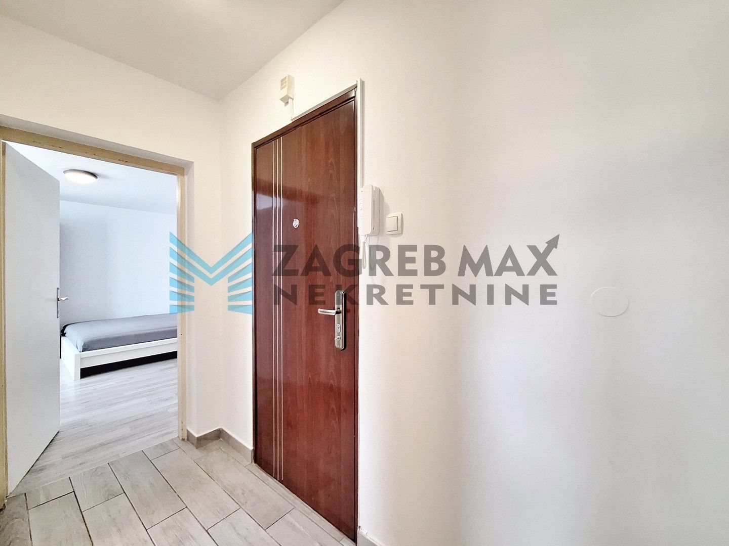 Zagreb - BOTINEC - Bašćanske ploče - 2-sobni, prostran, s izlazom na dvorište