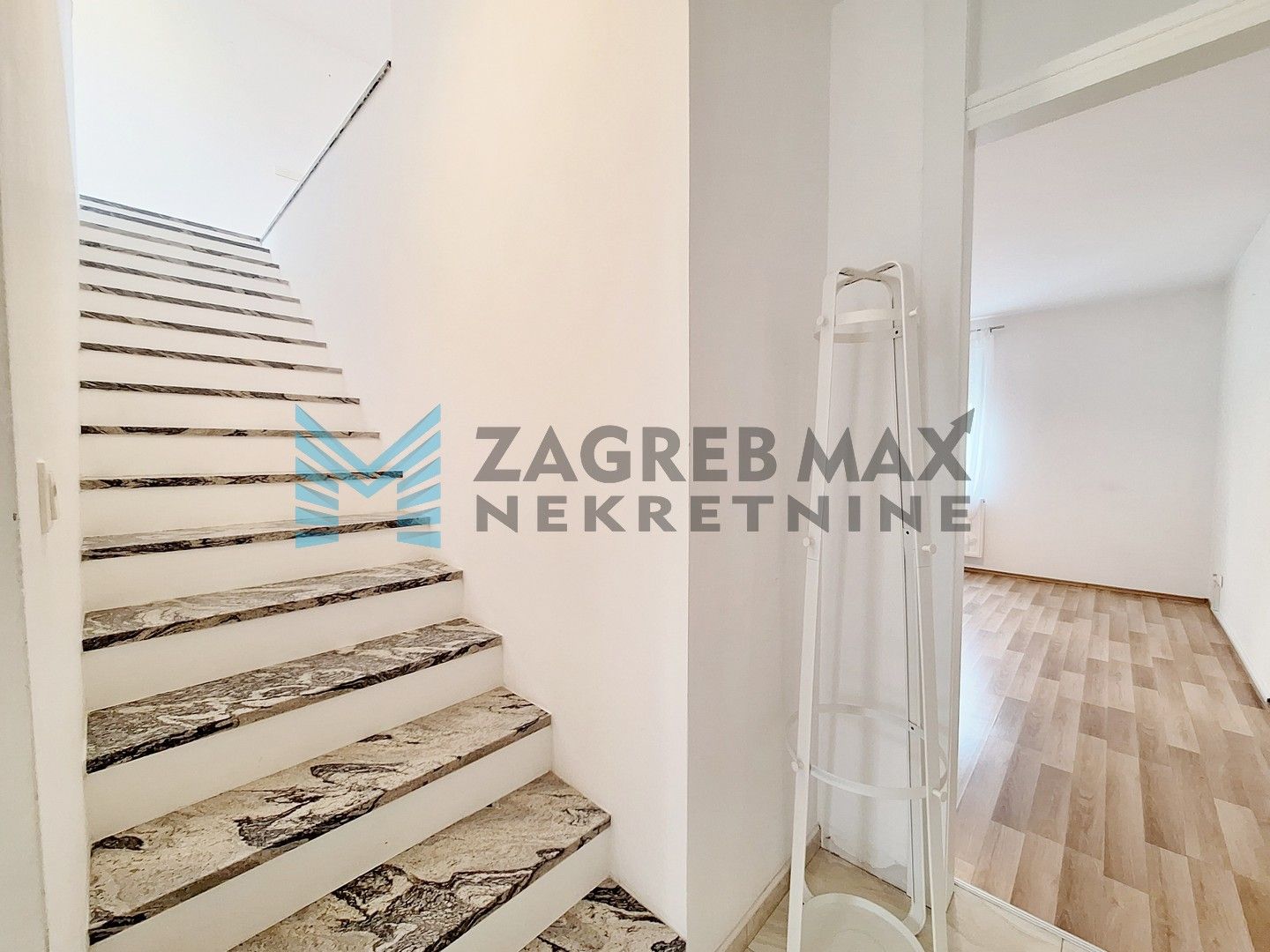 Zagreb - ODRA - I.L.Croate - 3-sobni, prostran sa terasom i parkirnim mjestom