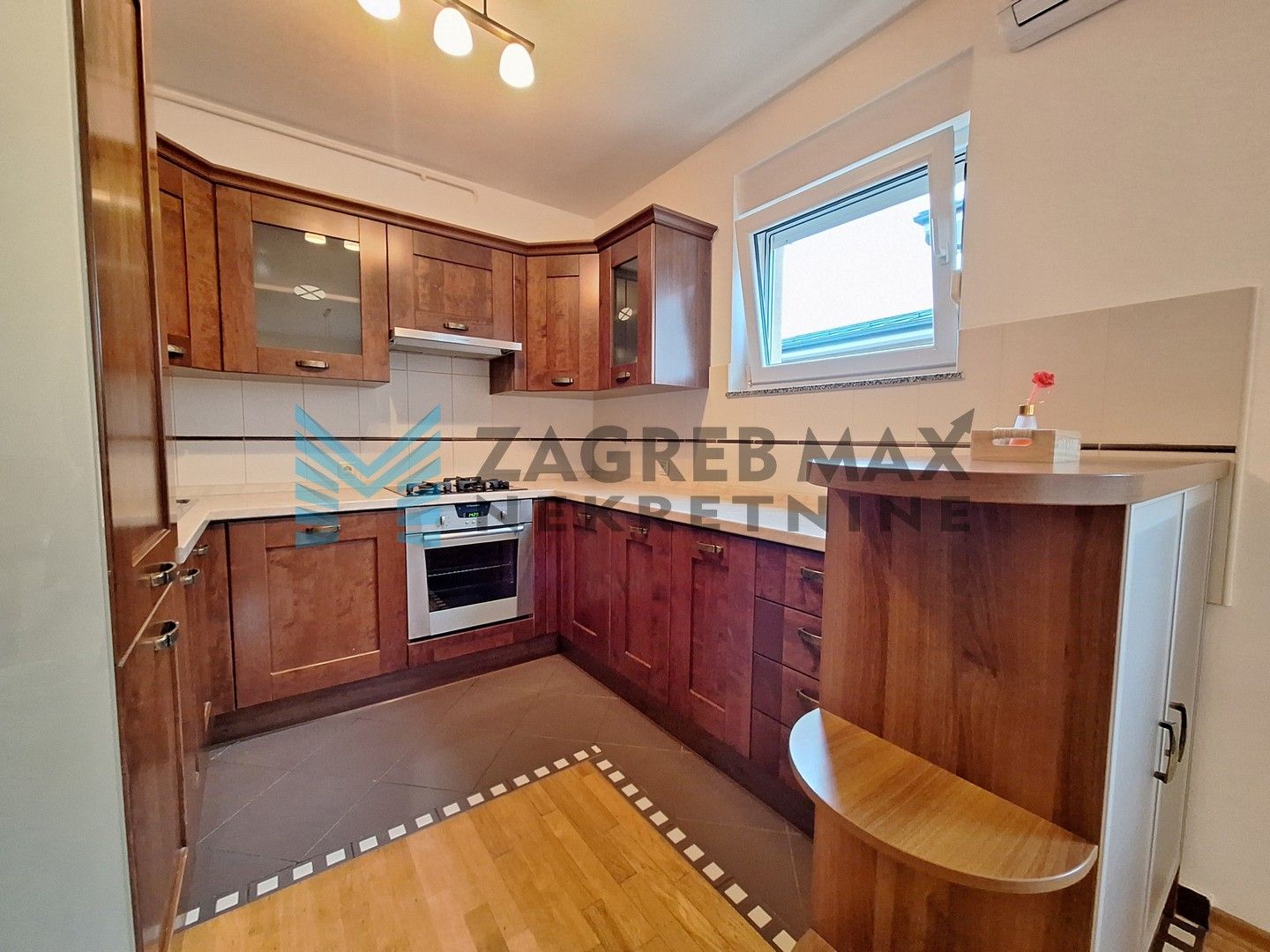 Zagreb - MAKSIMIR - Gornji Bukovac - 4-sobni, prostran, svijetao, dvorište +2PM